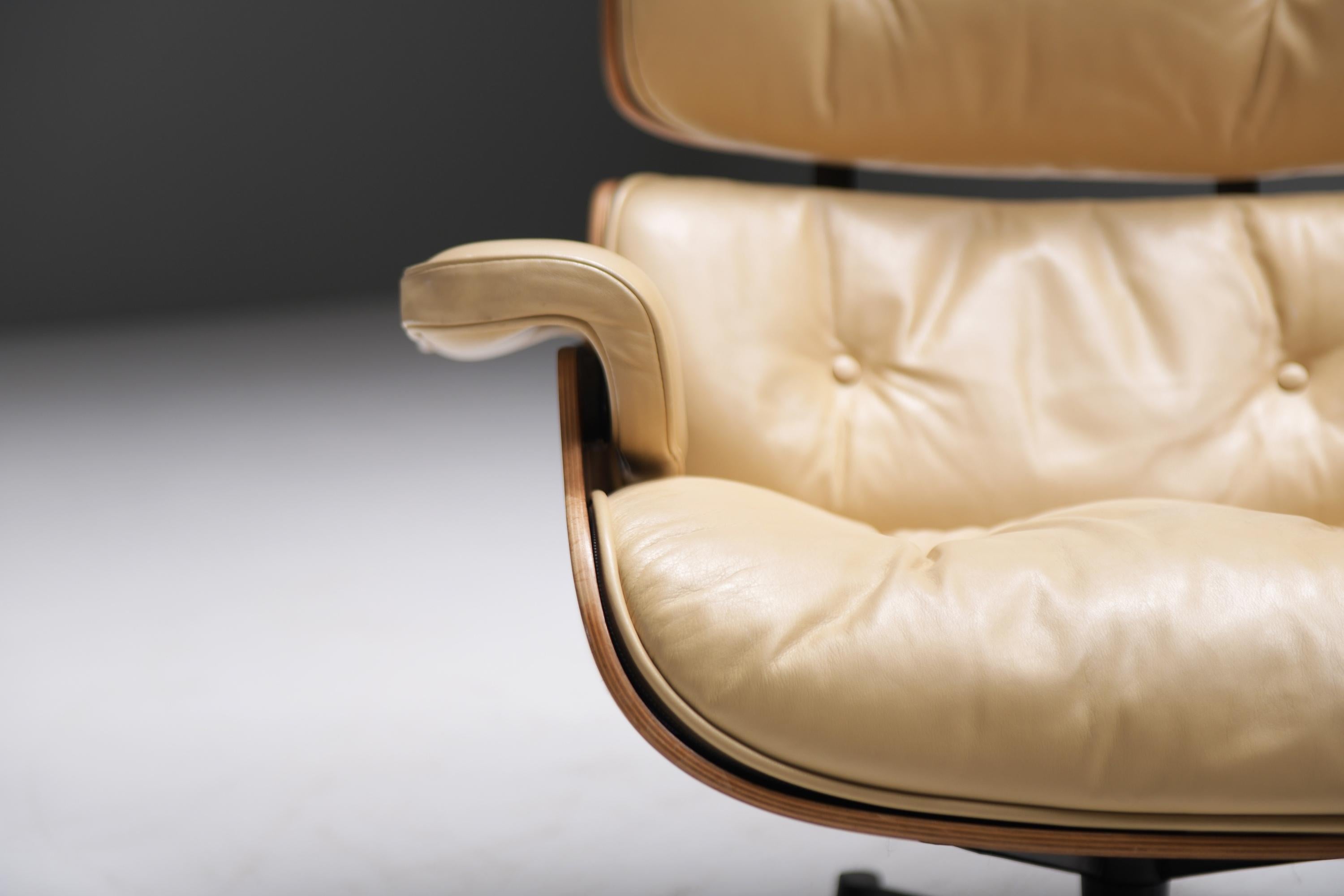 French  Eames lounge by Ray & Charles Eames by Mobilier International for Herman Miller For Sale
