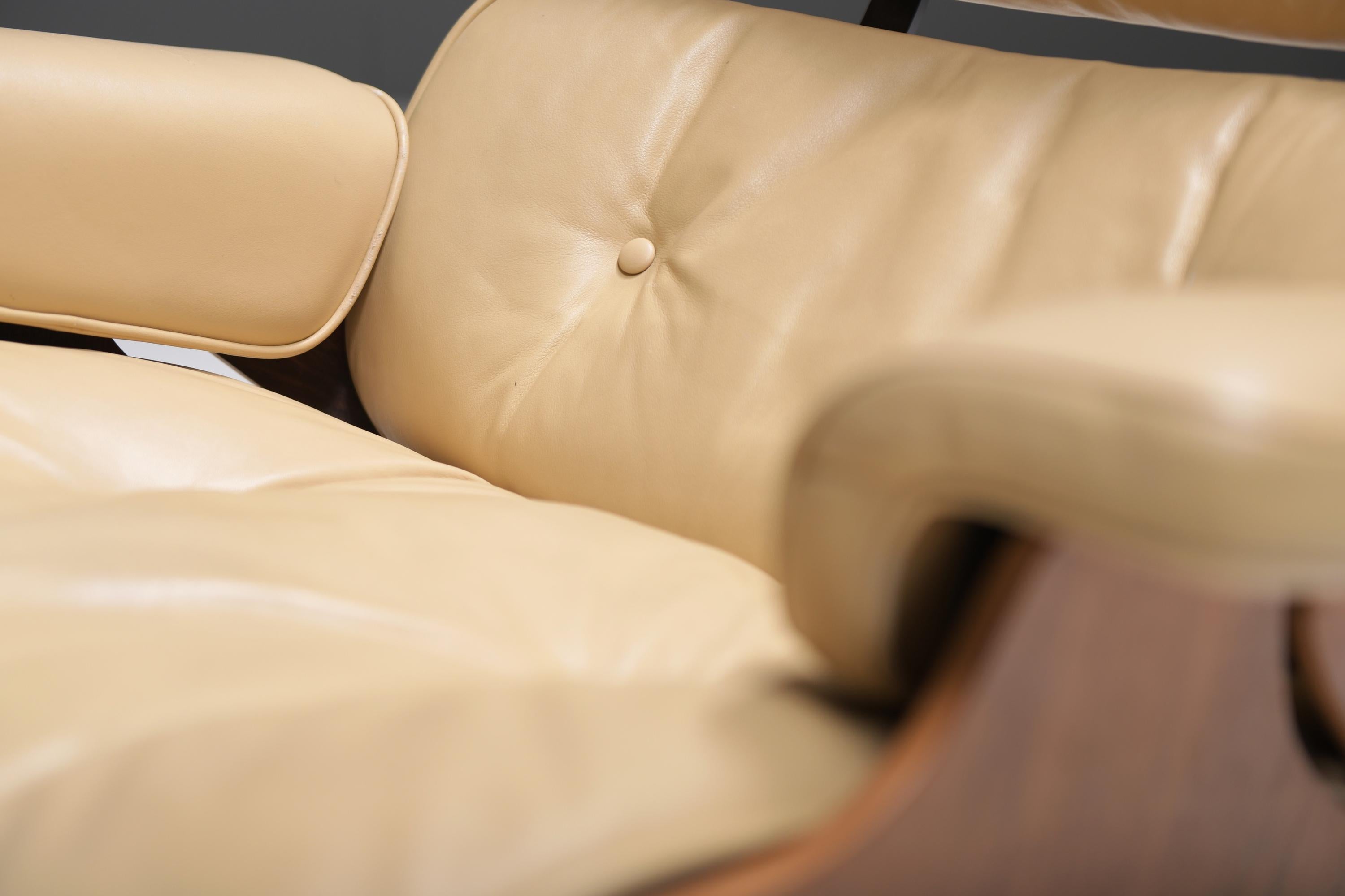 Leather  Eames lounge by Ray & Charles Eames by Mobilier International for Herman Miller For Sale