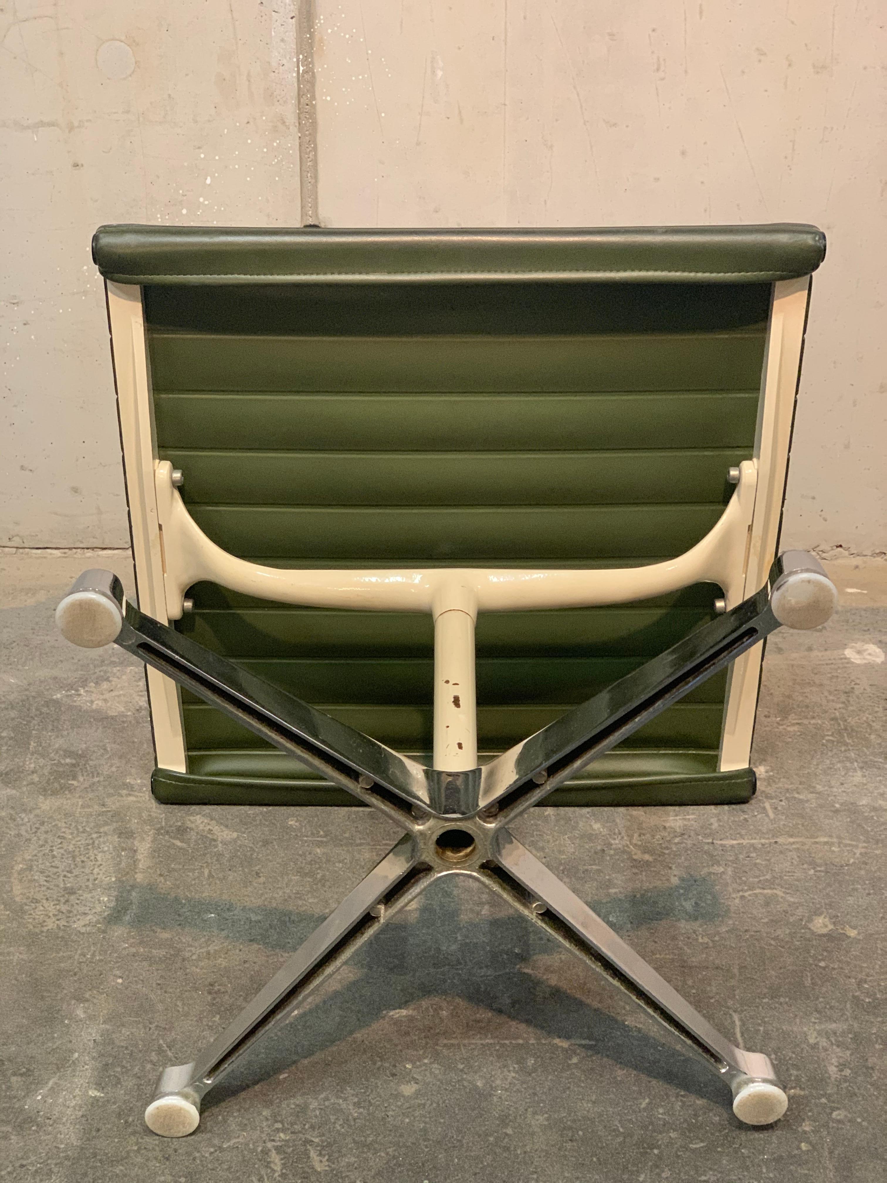 Eames Lounge Chair Aluminium Chair EA 115 / 116 5