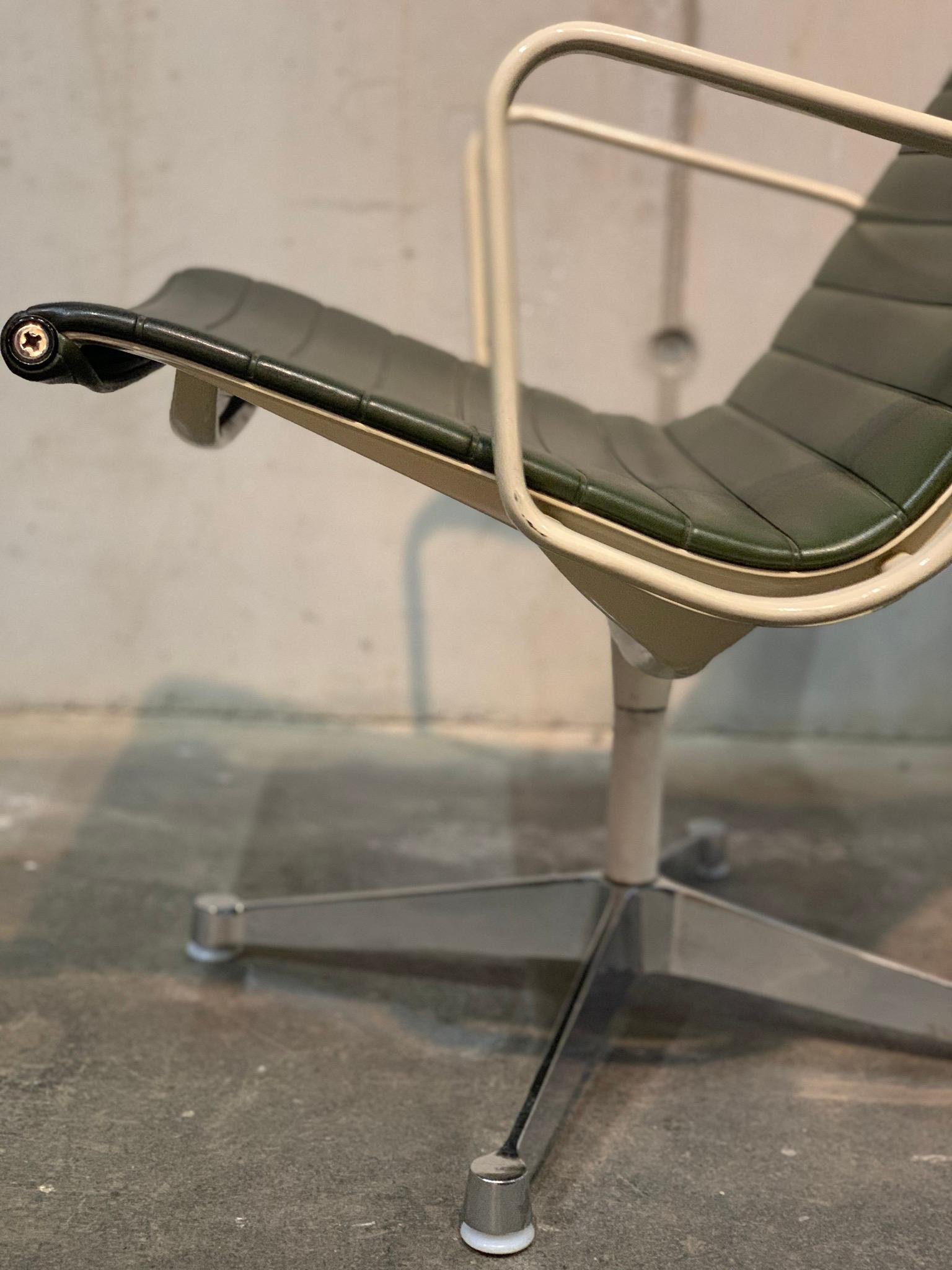 Eames Lounge Chair Aluminium Chair EA 115 / 116 6