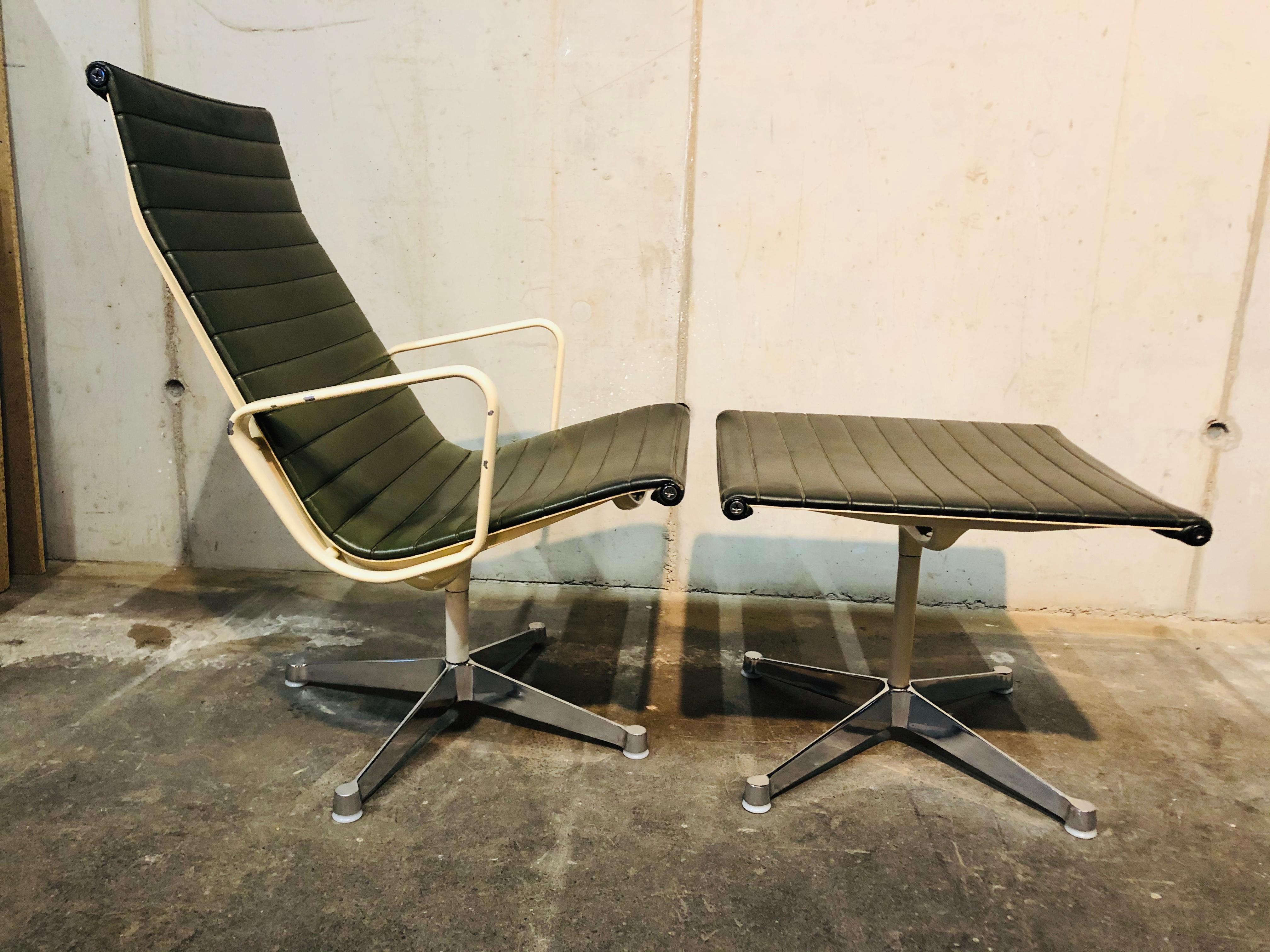 The Alumnium chair by Eames is one of the major designs of the 20th century. Originally Charles und Ray Eames designed it in 1958 for a private home of an art collector in Columbus (Indiana, USA). For this design the married couple didn't make use