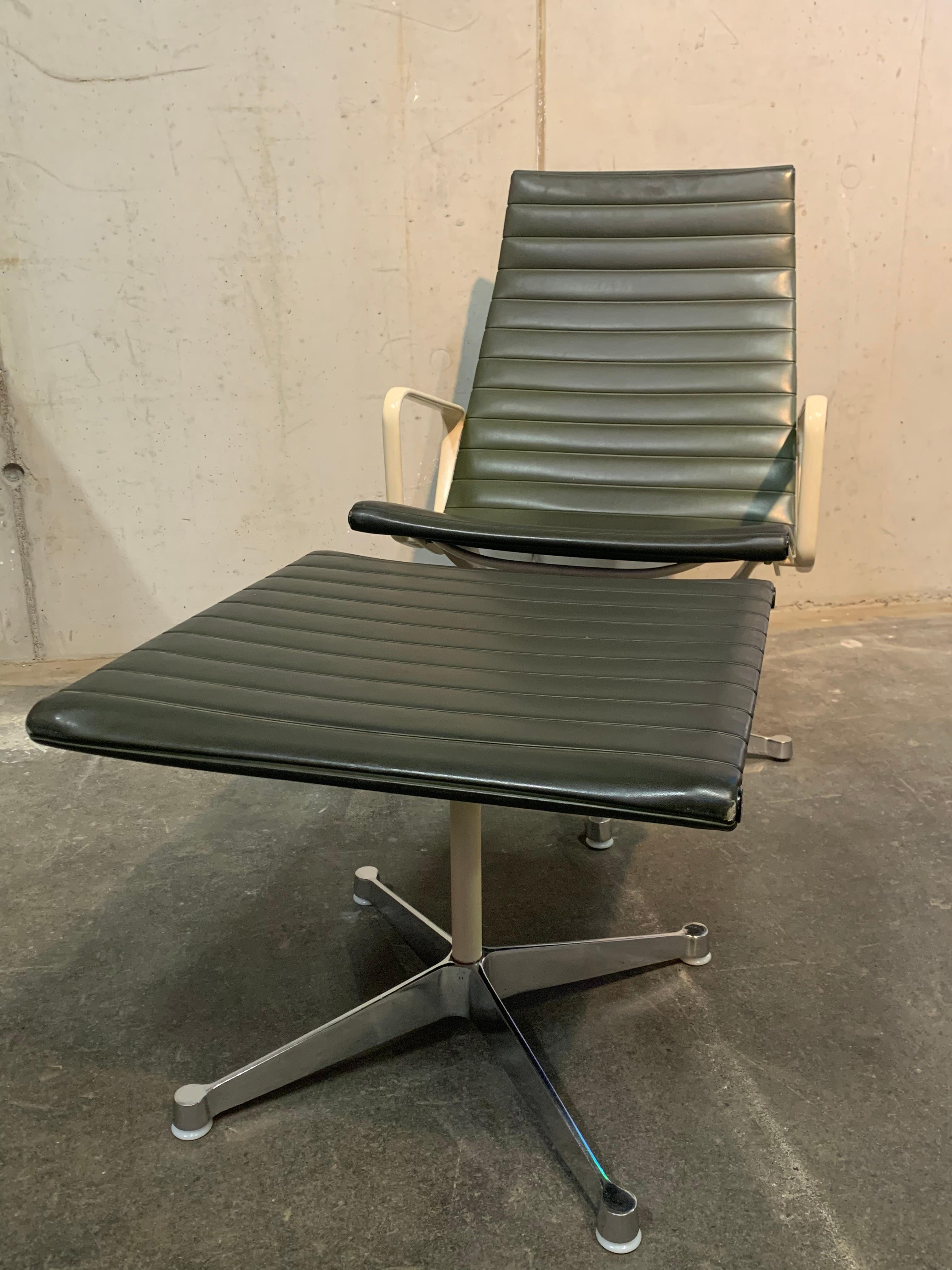 Eames Lounge Chair Aluminium Stuhl EA 115 / 116 im Zustand „Starke Gebrauchsspuren“ in Hamburg, DE