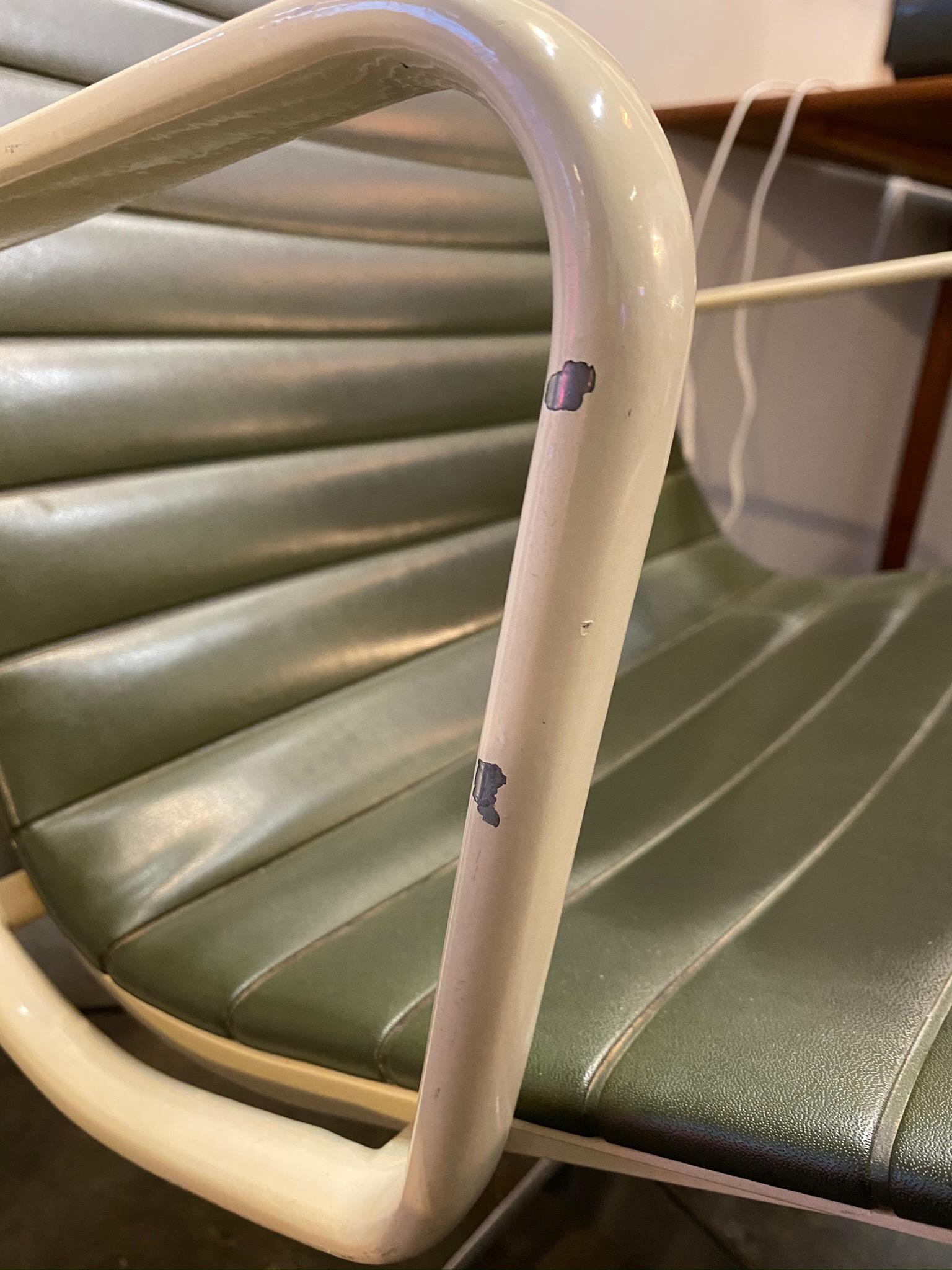 Eames Lounge Chair Aluminium Chair EA 115 / 116 In Distressed Condition In Hamburg, DE