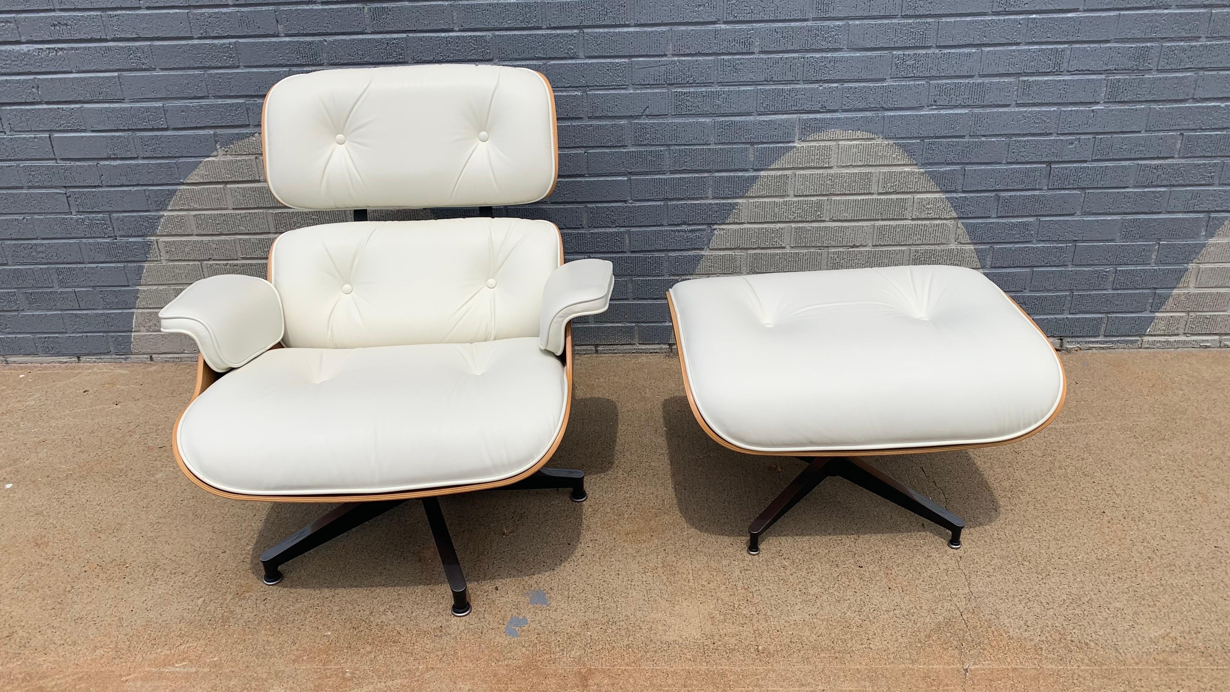Eames Lounge Chair und Ottoman, 50th Anniversary Edition in weißem Leder (Moderne der Mitte des Jahrhunderts) im Angebot