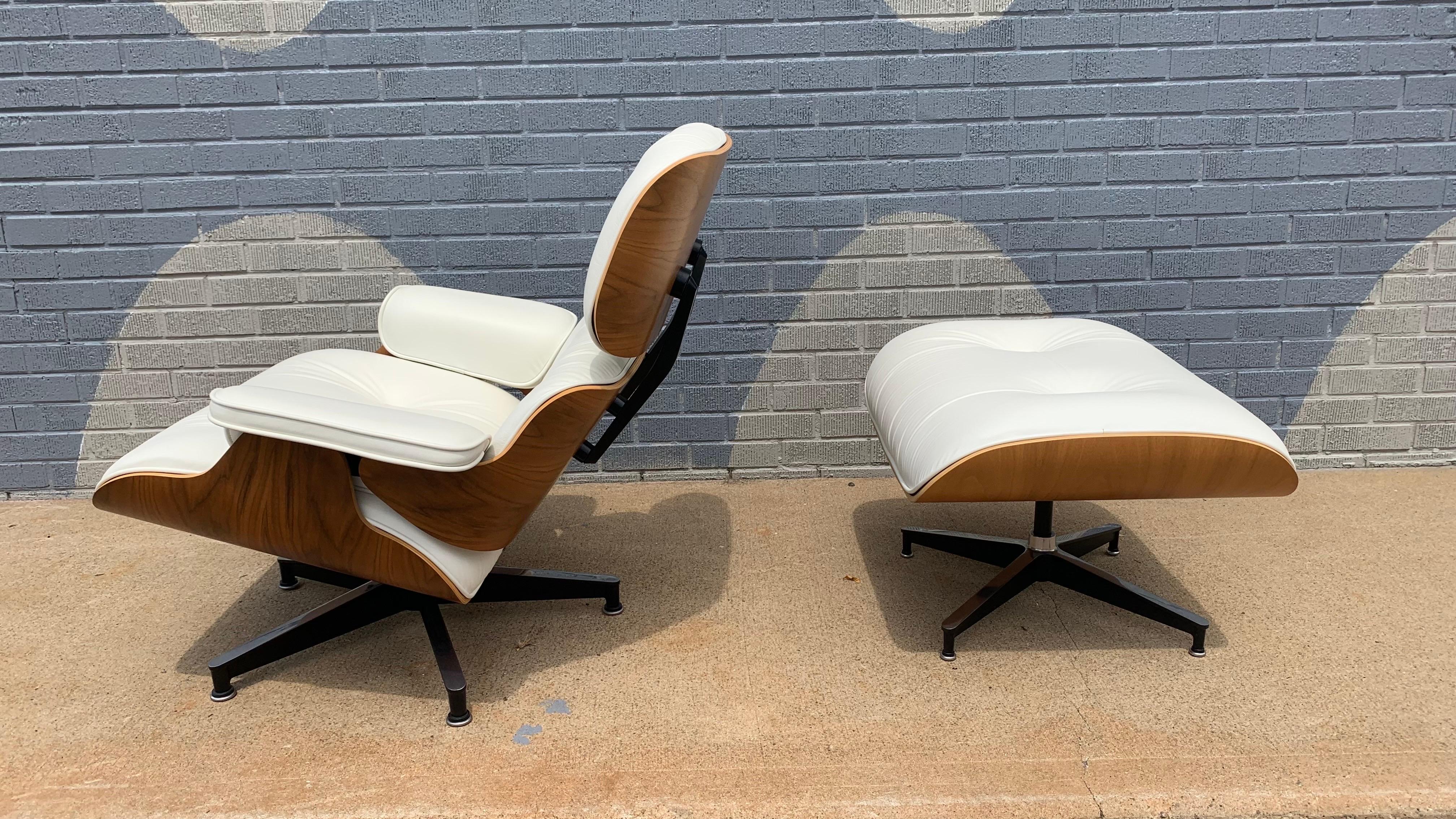Eames Lounge Chair und Ottoman, 50th Anniversary Edition in weißem Leder (amerikanisch) im Angebot