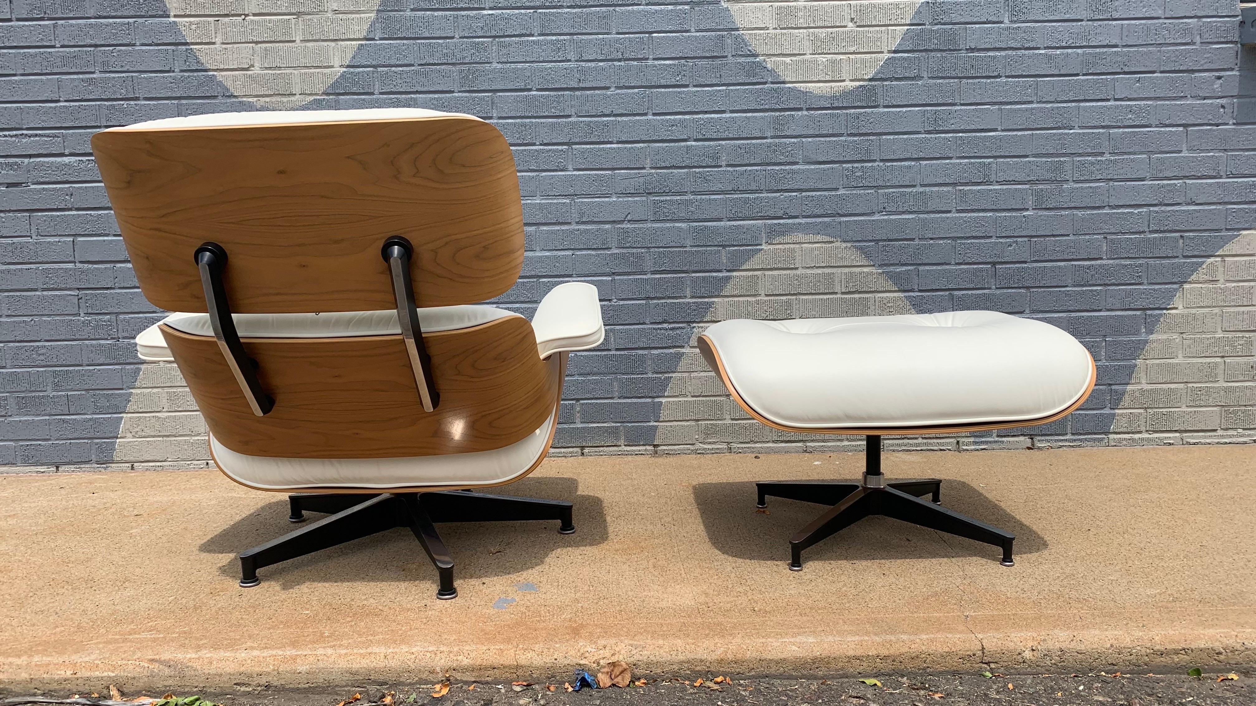 Eames Lounge Chair und Ottoman, 50th Anniversary Edition in weißem Leder im Zustand „Hervorragend“ im Angebot in Wheat Ridge, CO
