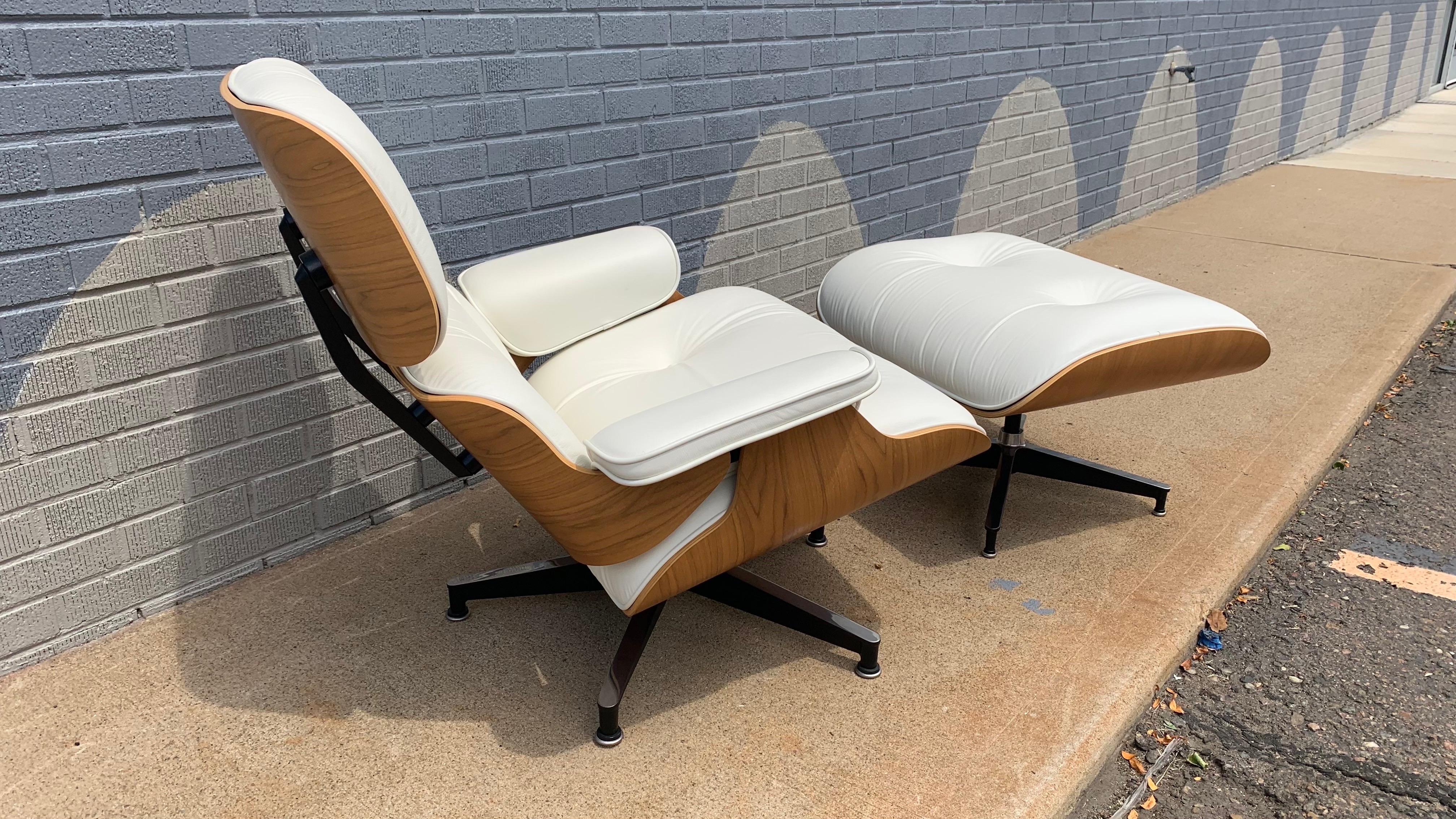 Eames Lounge Chair und Ottoman, 50th Anniversary Edition in weißem Leder (21. Jahrhundert und zeitgenössisch) im Angebot