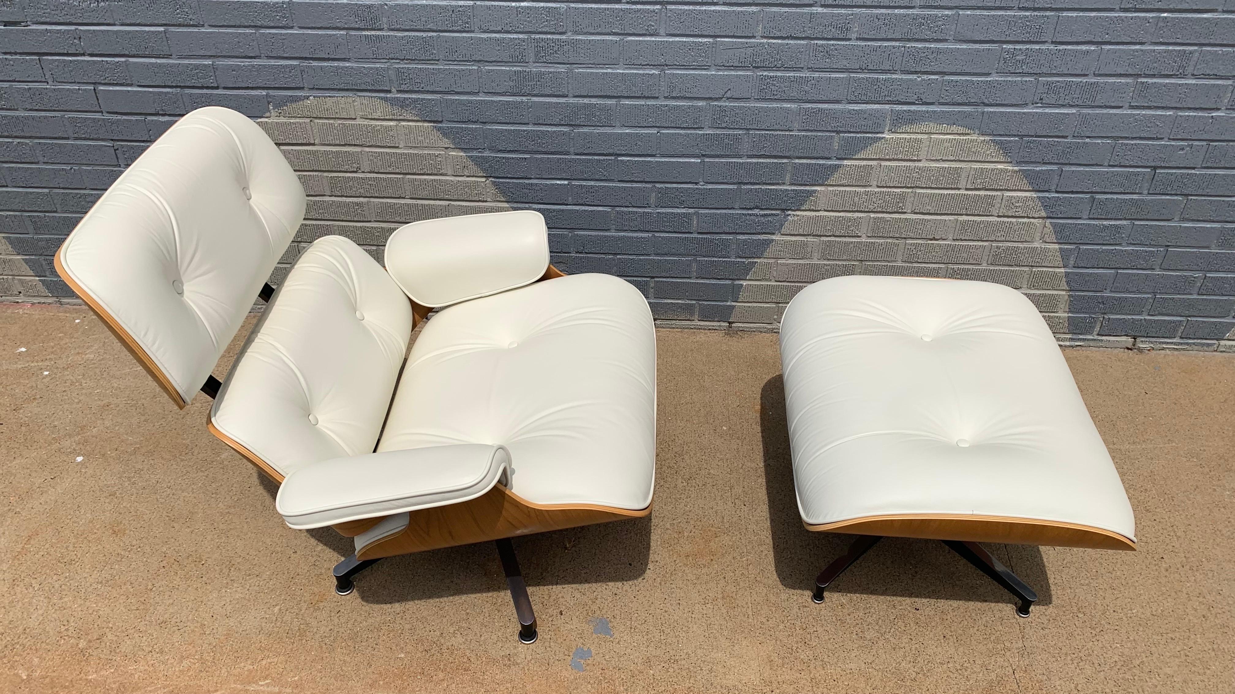 Eames Lounge Chair und Ottoman, 50th Anniversary Edition in weißem Leder (Metall) im Angebot