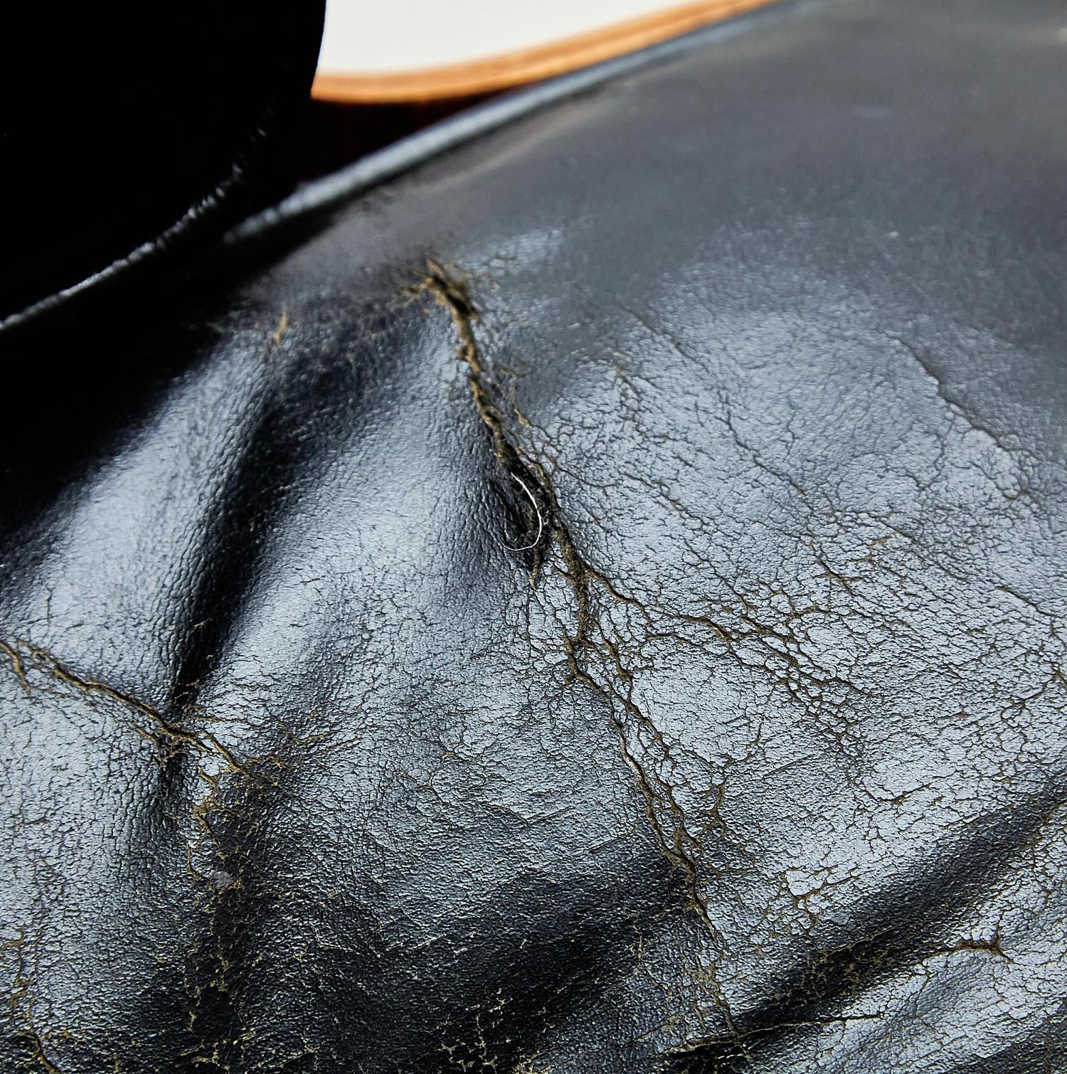 Sedia da salotto e ottomana Eames: Un'icona senza tempo di comfort ed Eleganza 8