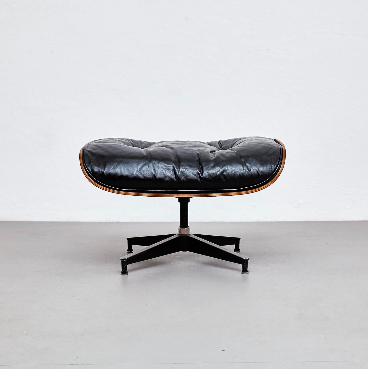 Sedia da salotto e ottomana Eames: Un'icona senza tempo di comfort ed Eleganza 9