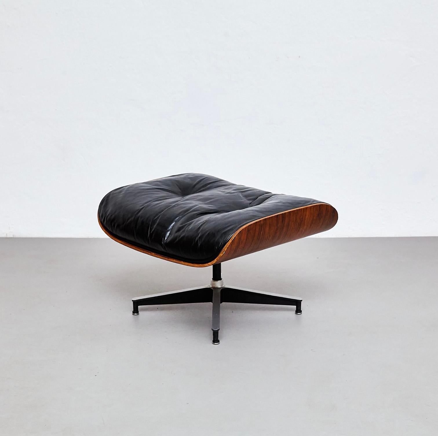 Sedia da salotto e ottomana Eames: Un'icona senza tempo di comfort ed Eleganza 10