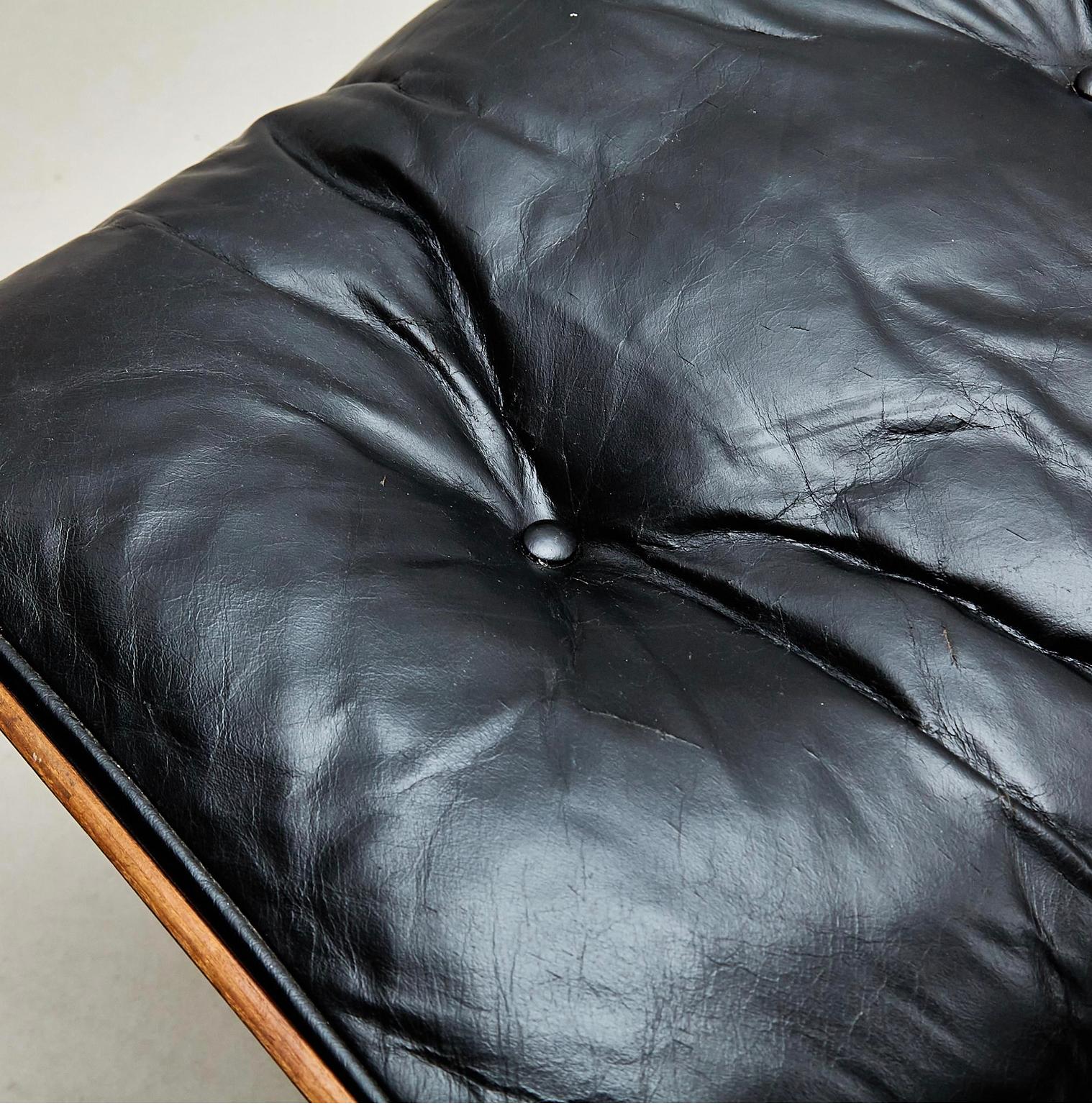 Sedia da salotto e ottomana Eames: Un'icona senza tempo di comfort ed Eleganza 11