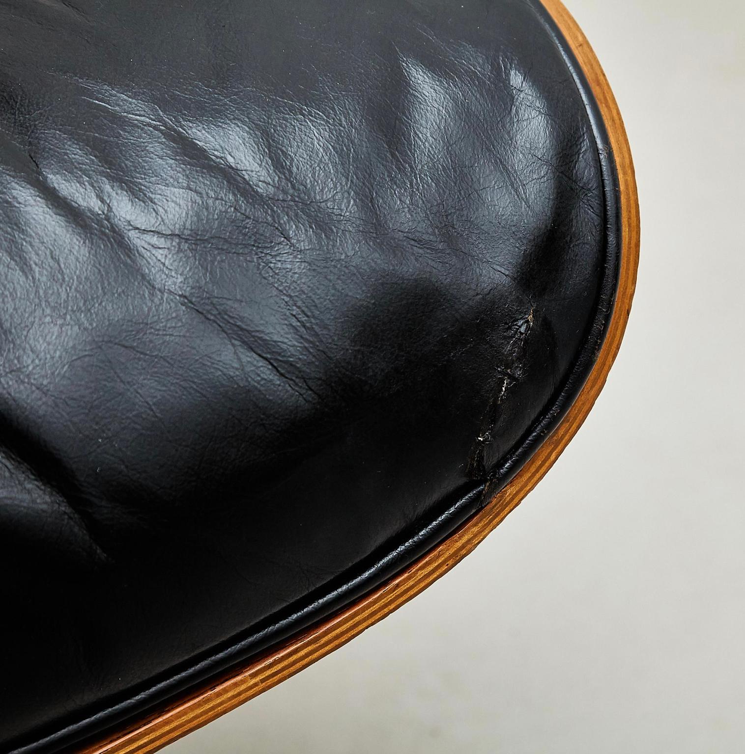 Sedia da salotto e ottomana Eames: Un'icona senza tempo di comfort ed Eleganza 12