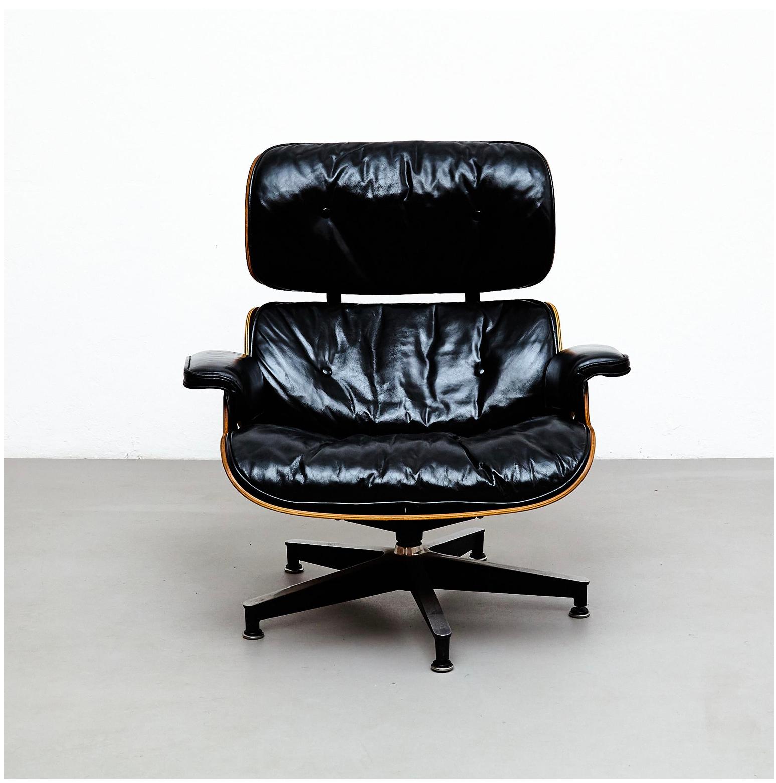 Sedia da salotto e ottomana Eames: Un'icona senza tempo di comfort ed Eleganza In condizioni discrete a Barcelona, Barcelona
