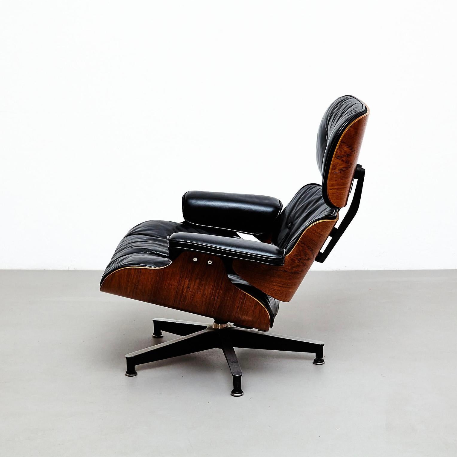 Metà XX secolo Sedia da salotto e ottomana Eames: Un'icona senza tempo di comfort ed Eleganza