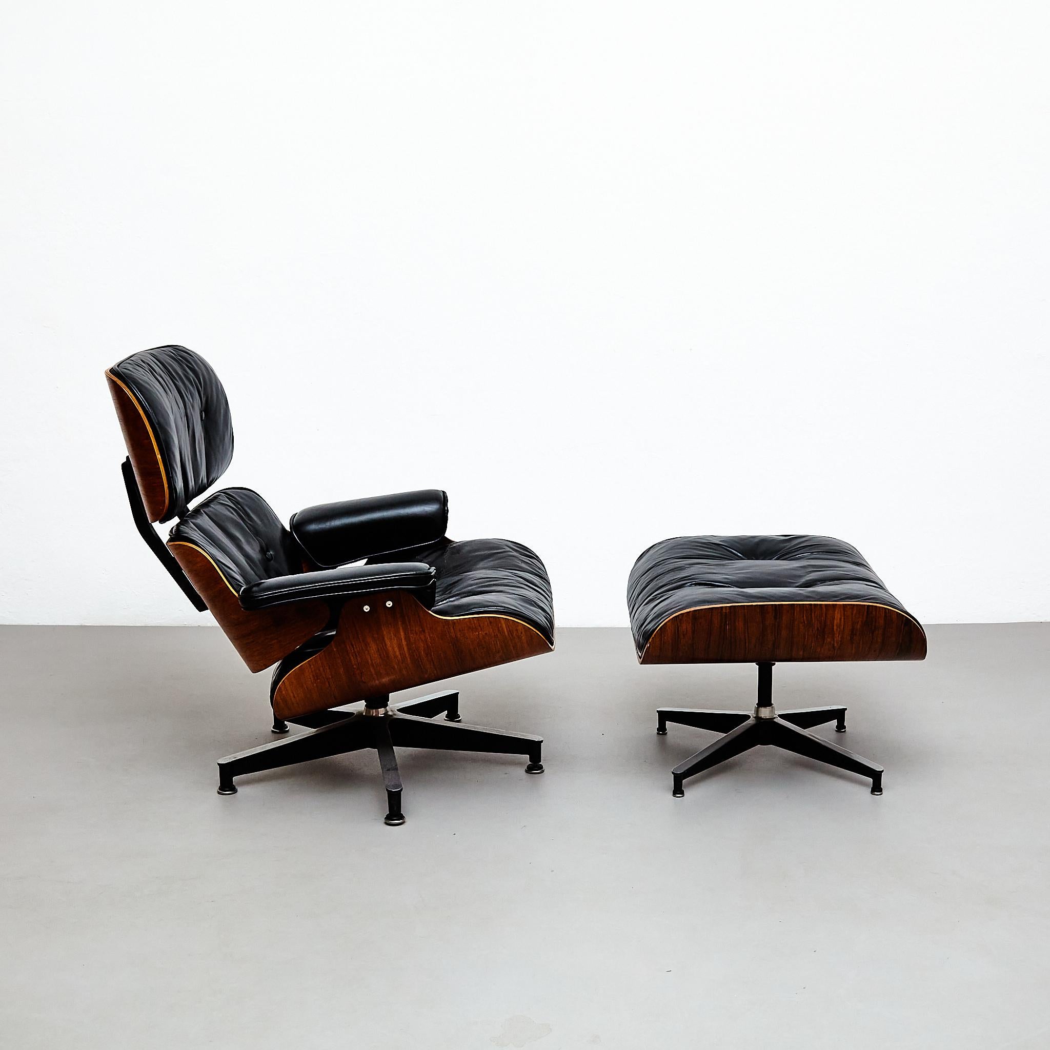 La chaise longue et l'ottoman Eames, conçus par Charles et Ray Eames, sont des meubles intemporels et emblématiques qui incarnent le confort, le savoir-faire et le design moderne. Fabriquée par Herman Miller à Zeeland, aux États-Unis, cette chaise