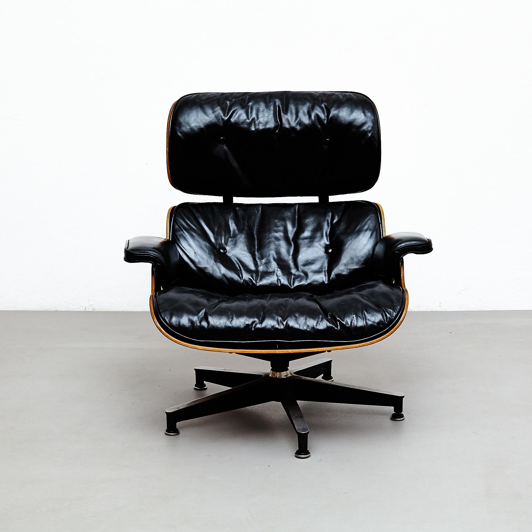 Mid-Century Modern Eames Lounge Chair and Ottoman by Herman Miller, circa 1950 For Sale