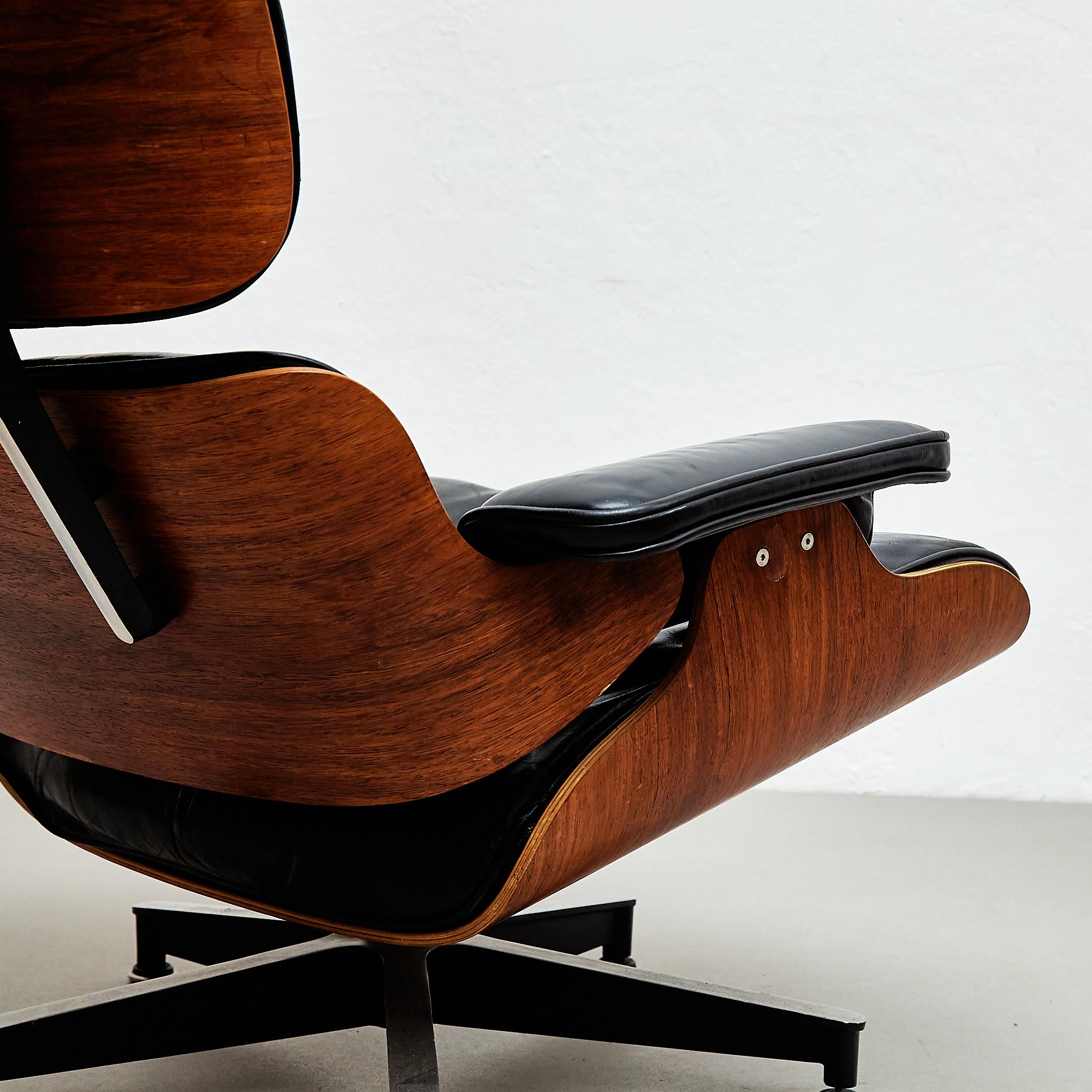 Eames Lounge Chair and Ottoman by Herman Miller, circa 1950 In Fair Condition For Sale In Barcelona, Barcelona