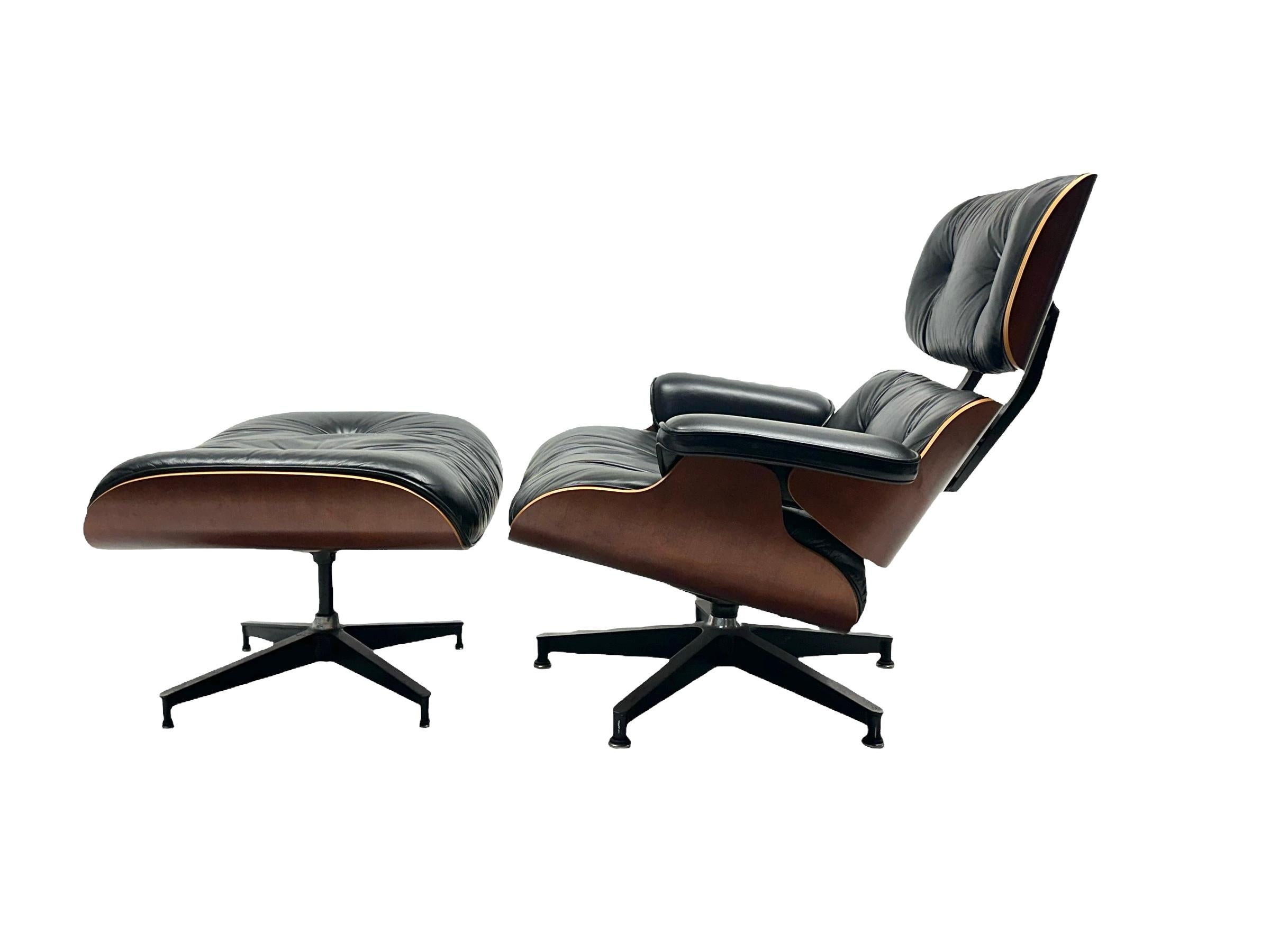 Chaise longue classique Eames et ottoman fabriqués par Herman Miller. Circa 1990 production en élégante finition cerise. Tons de bois chauds et finition uniforme. Ce produit n'a été produit que pendant une courte période et il est de plus en plus