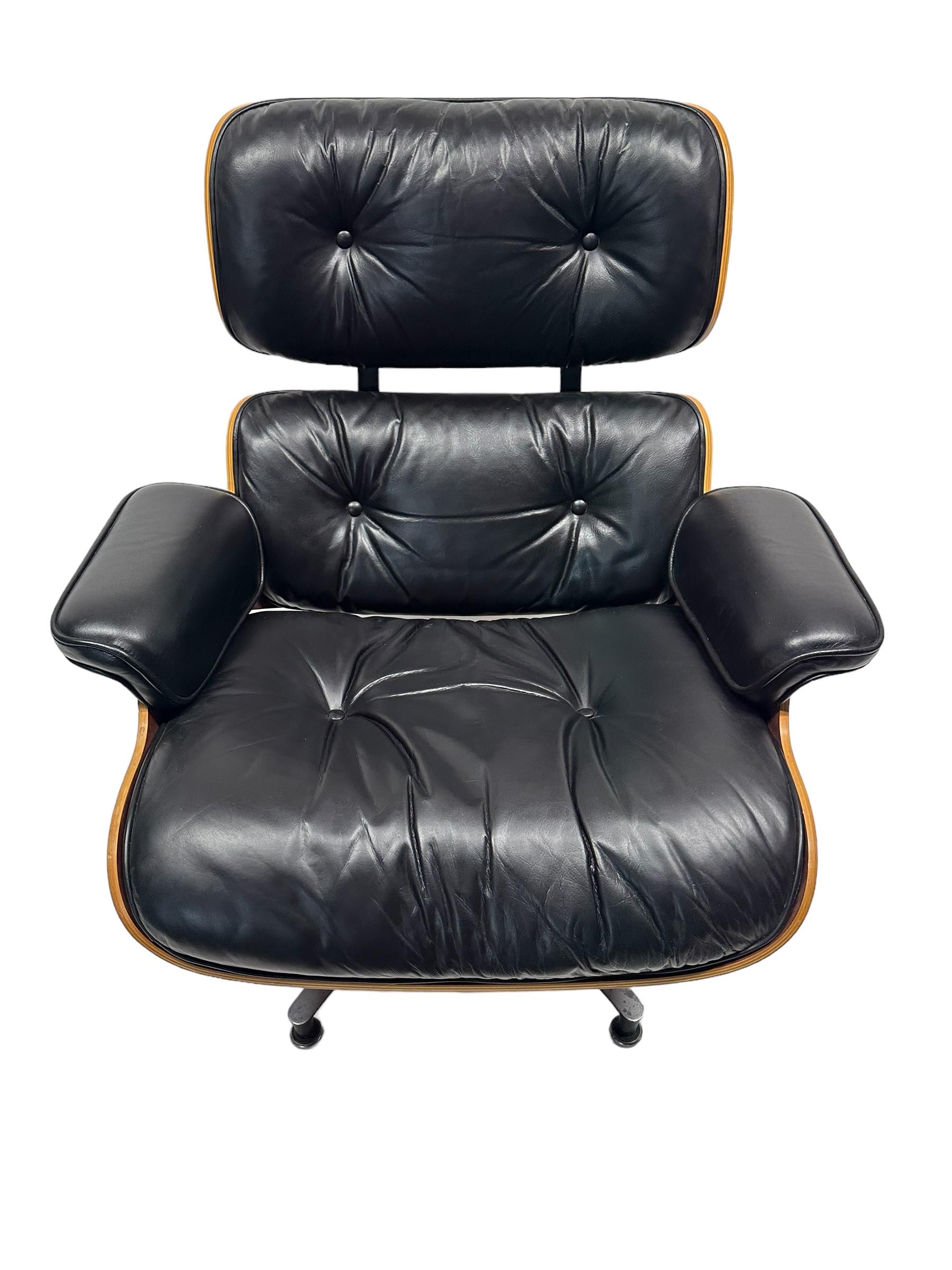 Mid-Century Modern Chaise longue et pouf Eames  en vente