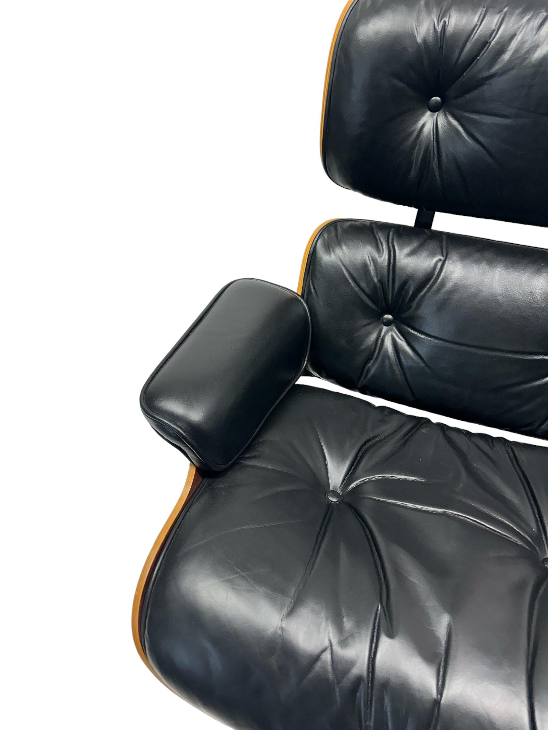 20ième siècle Chaise longue et pouf Eames  en vente