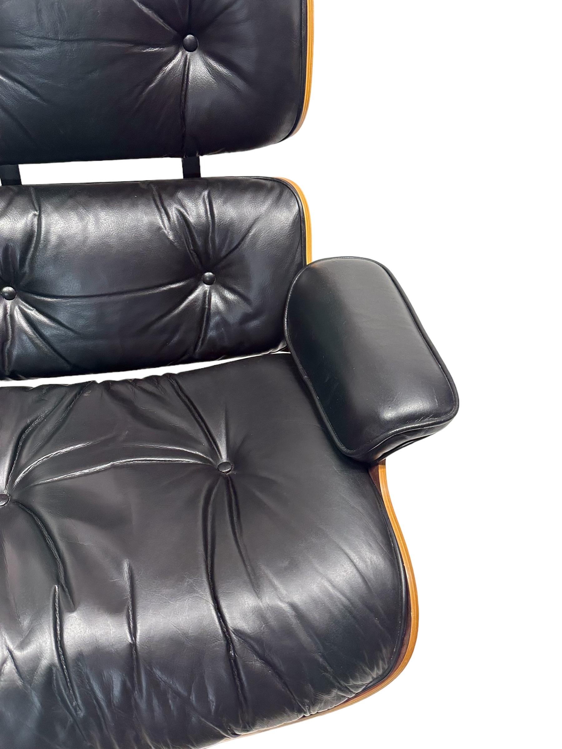 Aluminium Chaise longue et pouf Eames  en vente