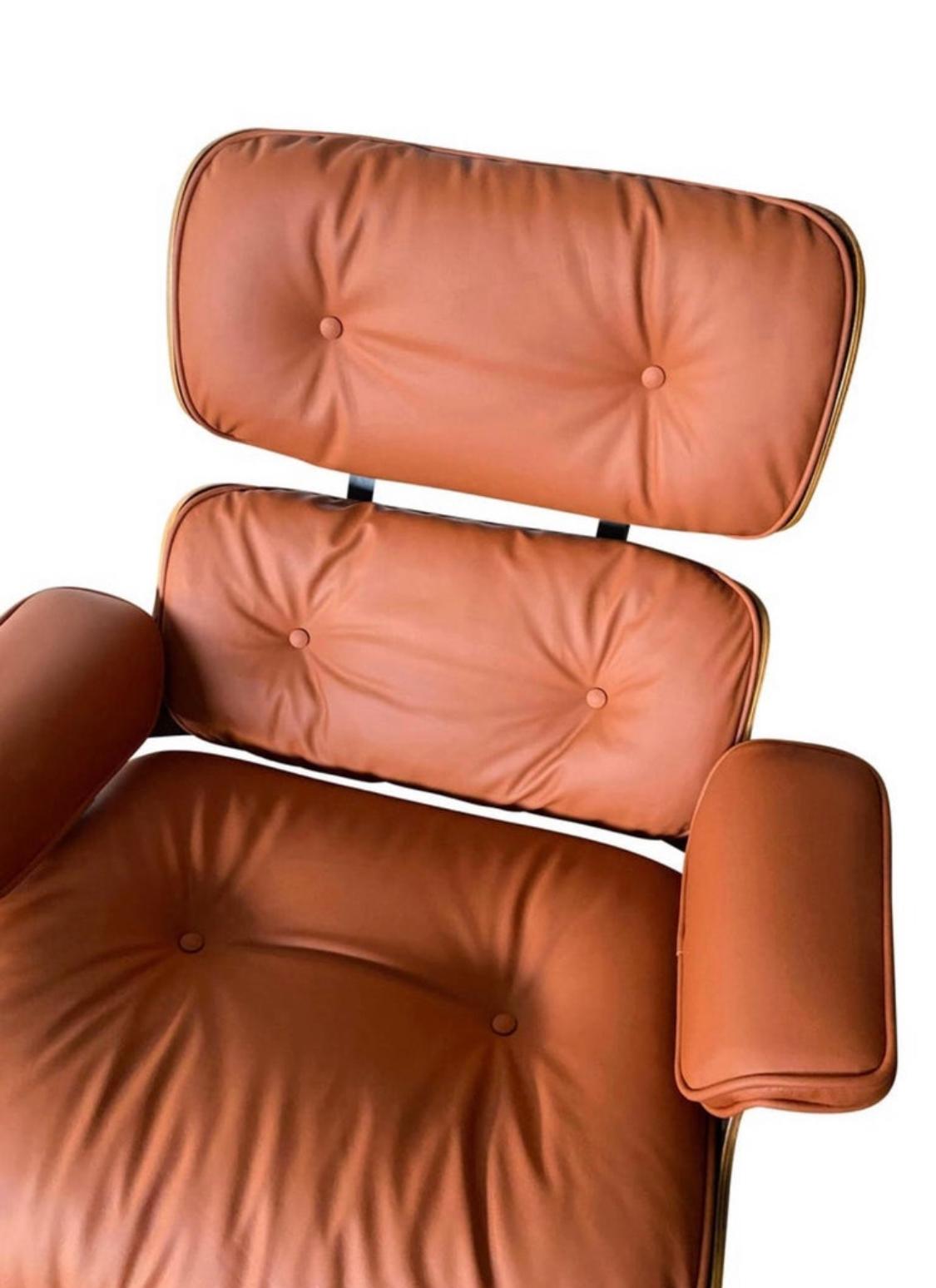 Mid-Century Modern Eames fauteuil de salon et repose-pieds orange brûlé en vente