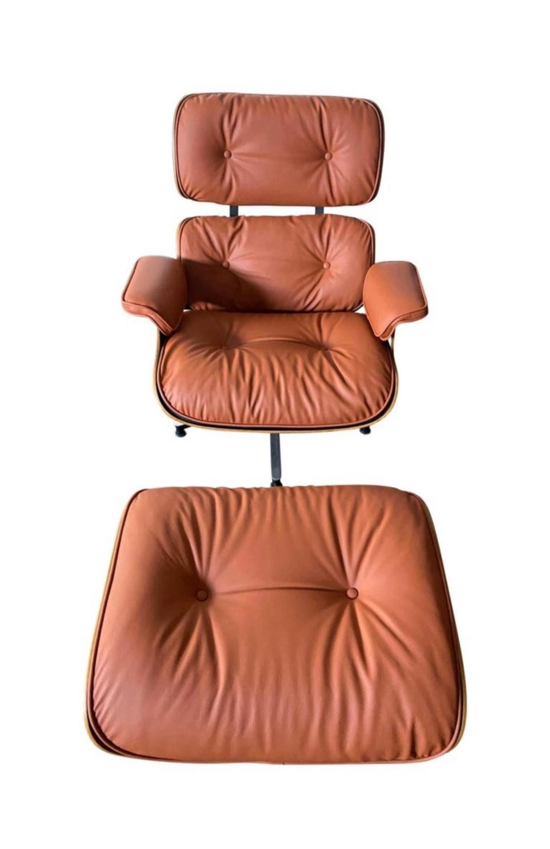 Américain Eames fauteuil de salon et repose-pieds orange brûlé en vente