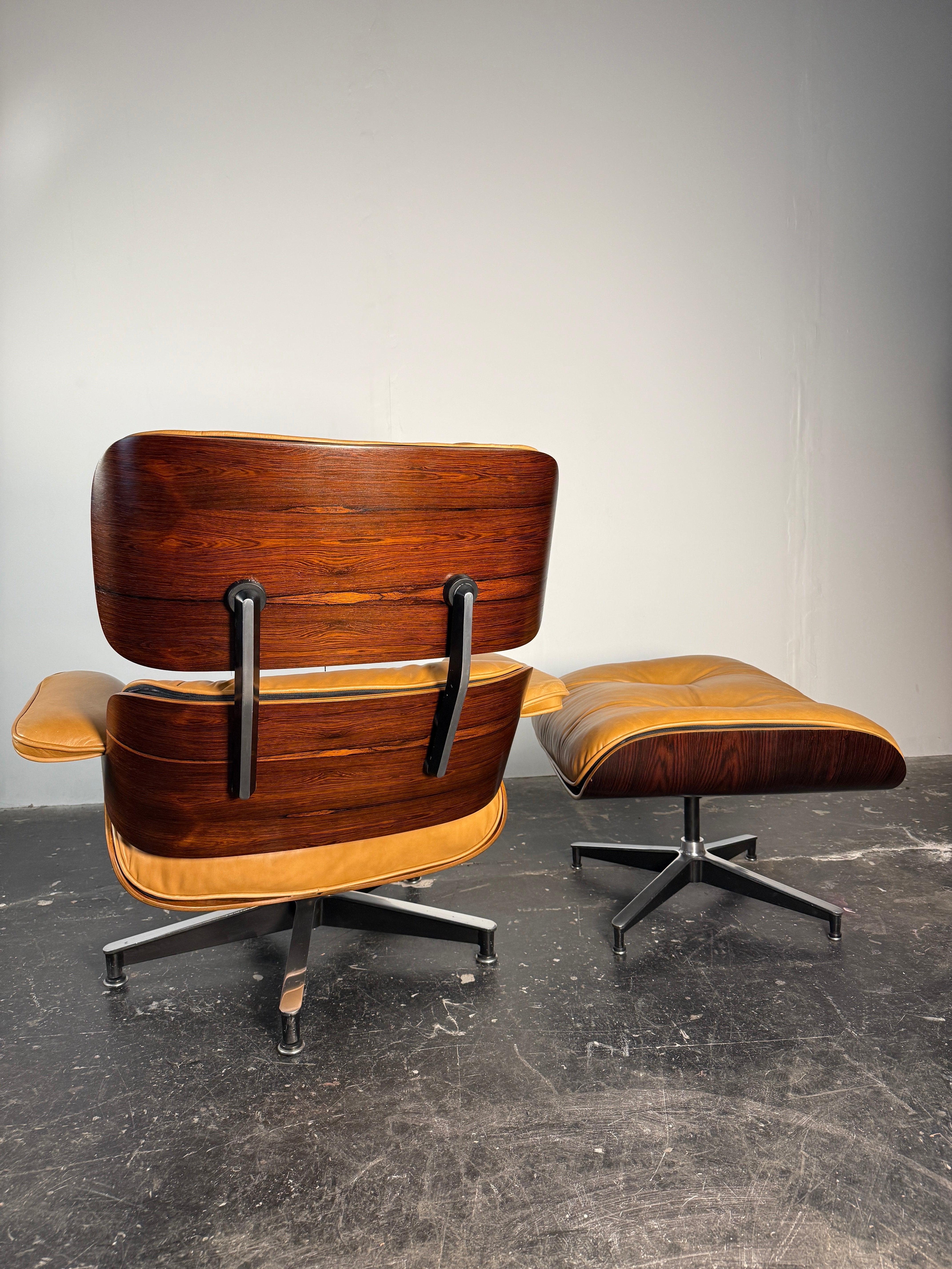 Mid-Century moderno Sedia da salotto e ottomana Eames in pelle e palissandro, seconda generazione in vendita