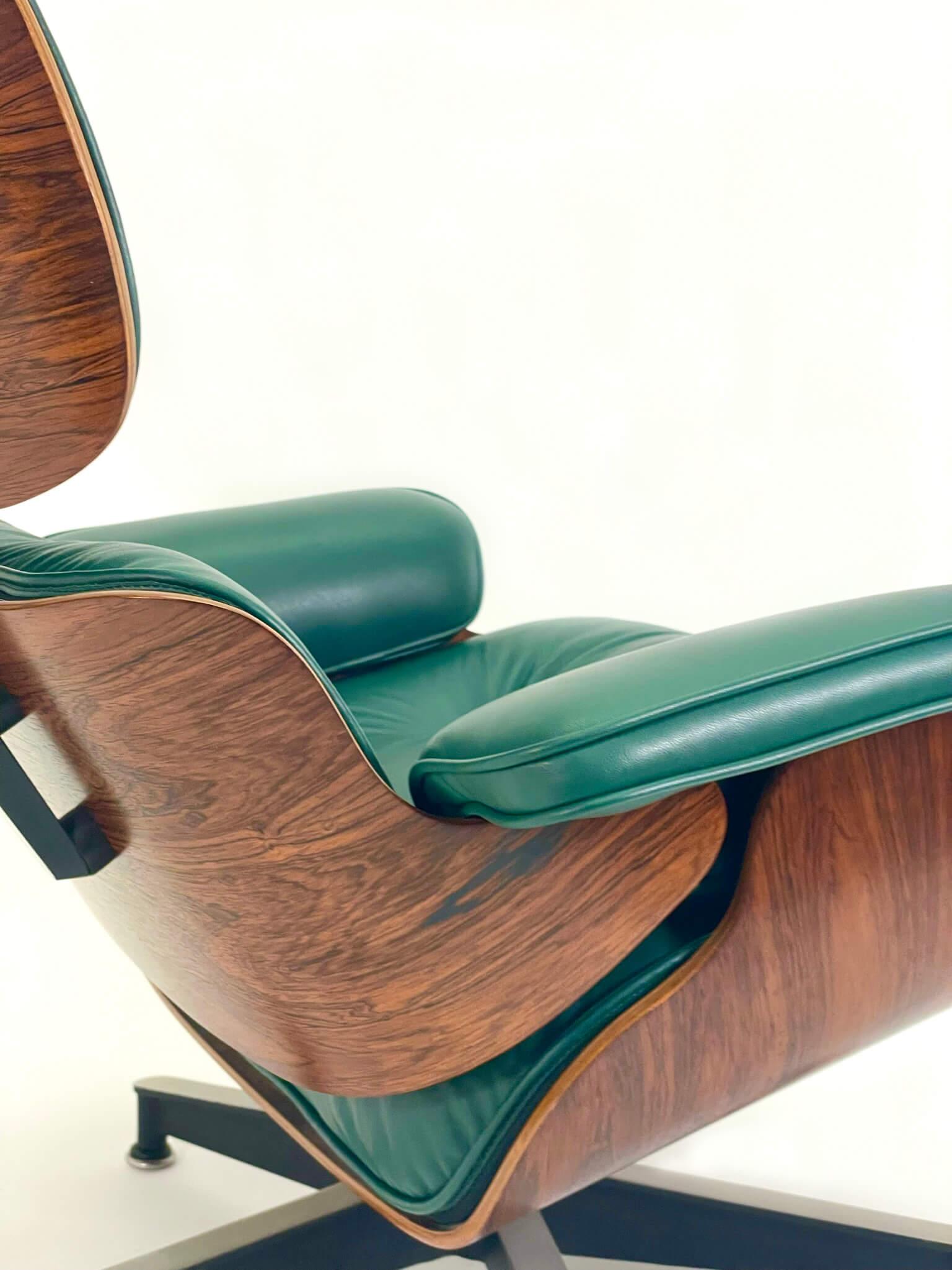 Mid-Century Modern Eames Lounge Chair and Ottoman in Hunter Green and Rosewood, 2nd Generation circ