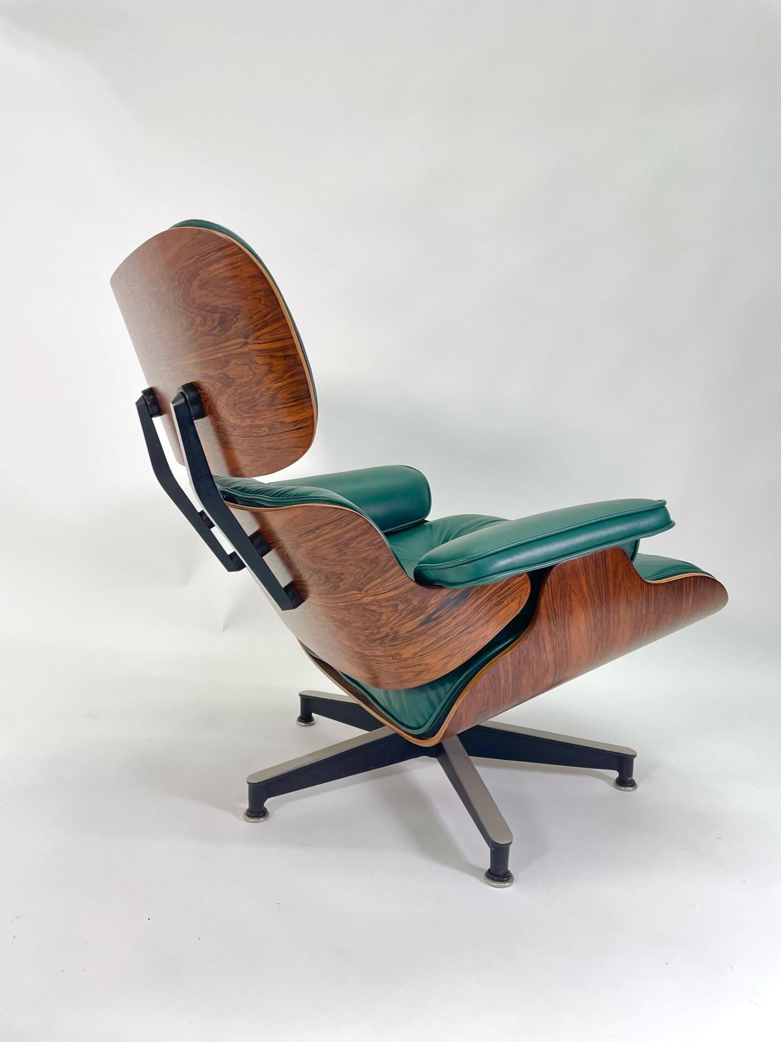 Américain Chaise longue et pouf Eames en vert chasseur et bois de rose, cercle de 2ème génération