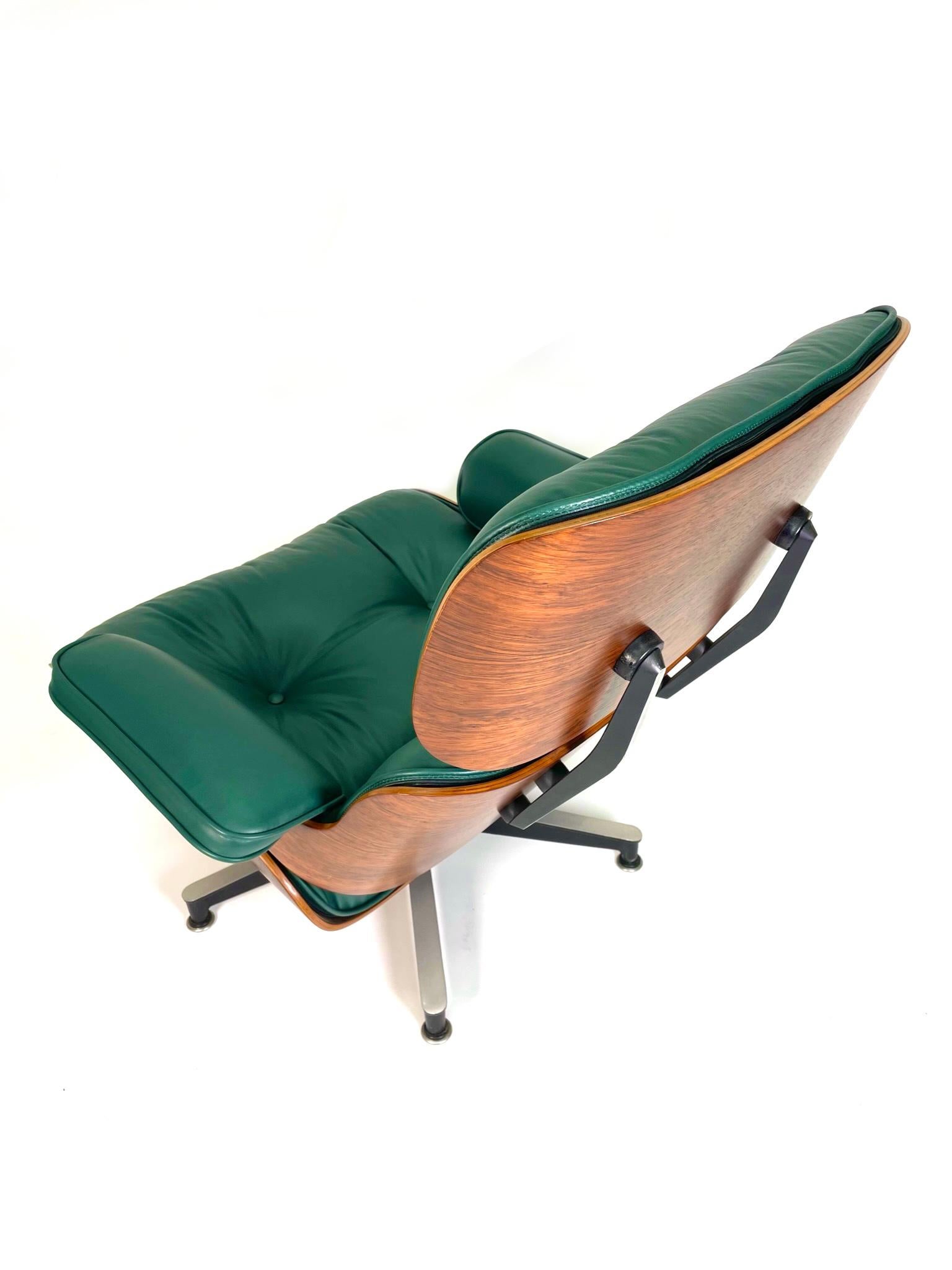 Eames Lounge Chair and Ottoman in Hunter Green and Rosewood, 2nd Generation circ In Good Condition In San Diego, CA