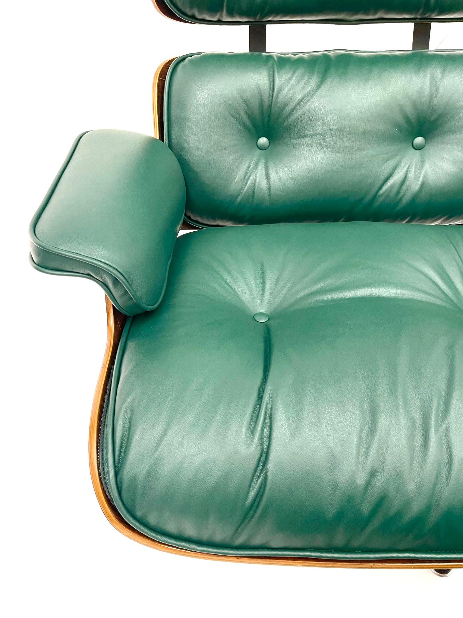 Milieu du XXe siècle Chaise longue et pouf Eames en vert chasseur et bois de rose, cercle de 2ème génération