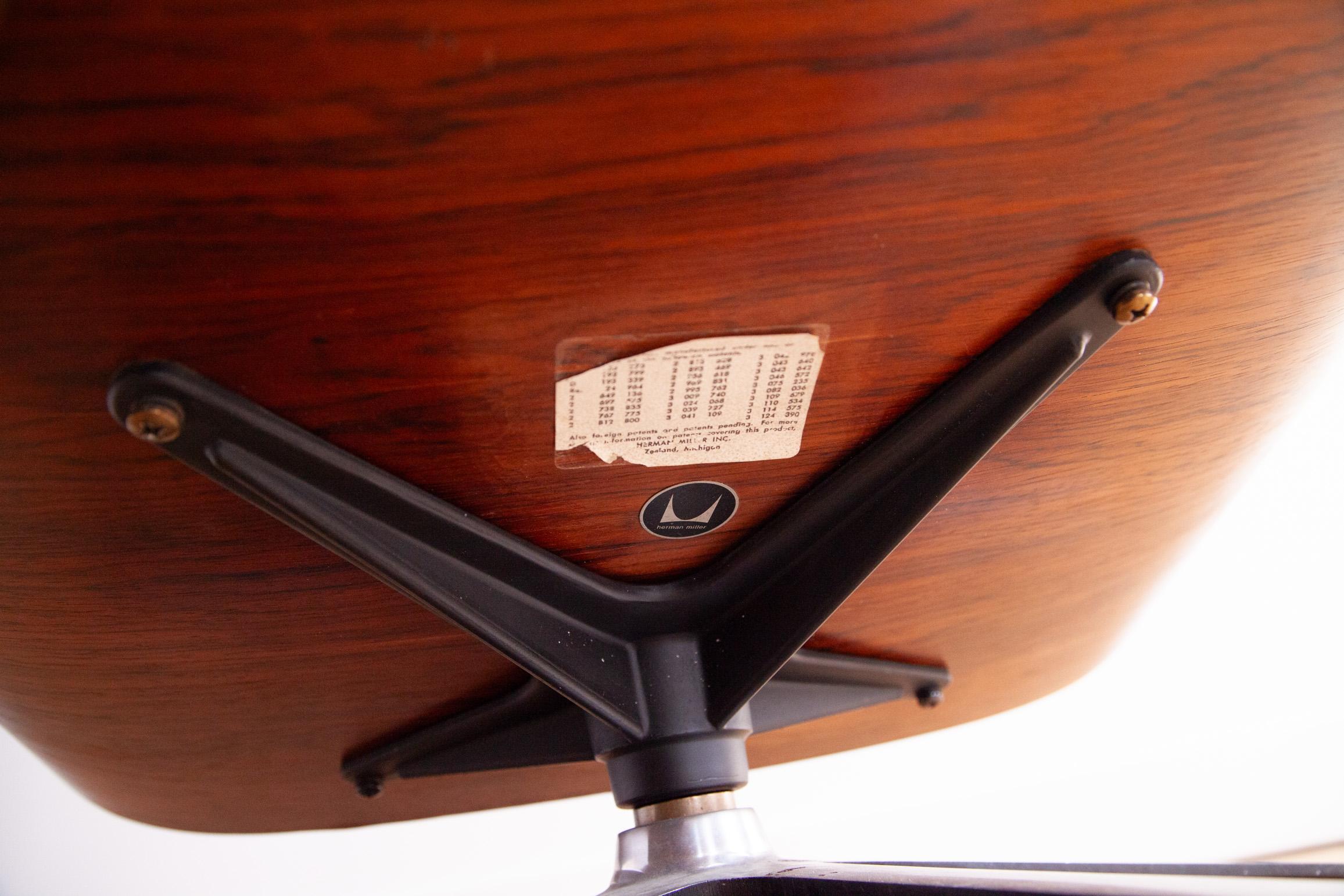 Eames Lounge Chair and Ottoman Rosewood and Brown Leather In Good Condition For Sale In New York, NY