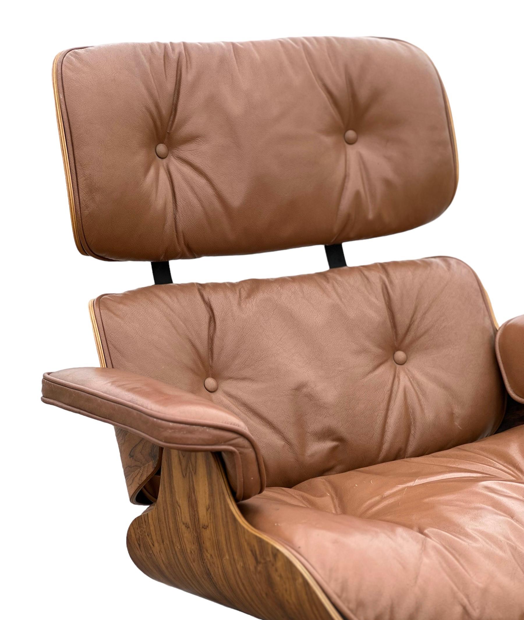 Klassischer Herman Miller Eames Lounge Chair. Mit außergewöhnlichem Holzmaserungsmuster und Farbpalette. Kein Ottoman enthalten. Original Lederkissen in einem selteneren Kamelton. Der Stuhl ist auf einem Aluminiumgussfuß drehbar. Kissen mit