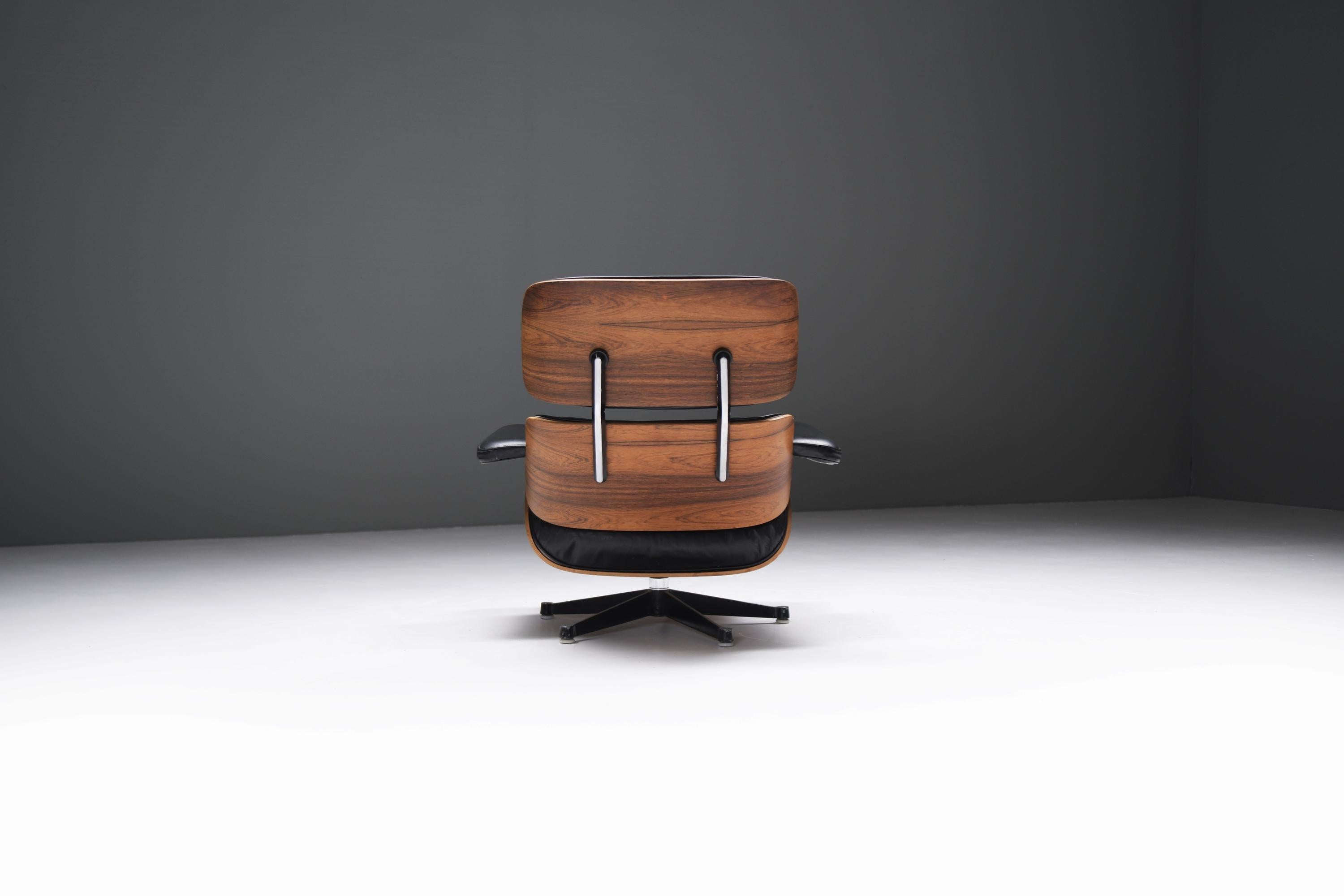Eames lounge chair by Ray & Charles Eames by Mobilier International for Miller For Sale 3