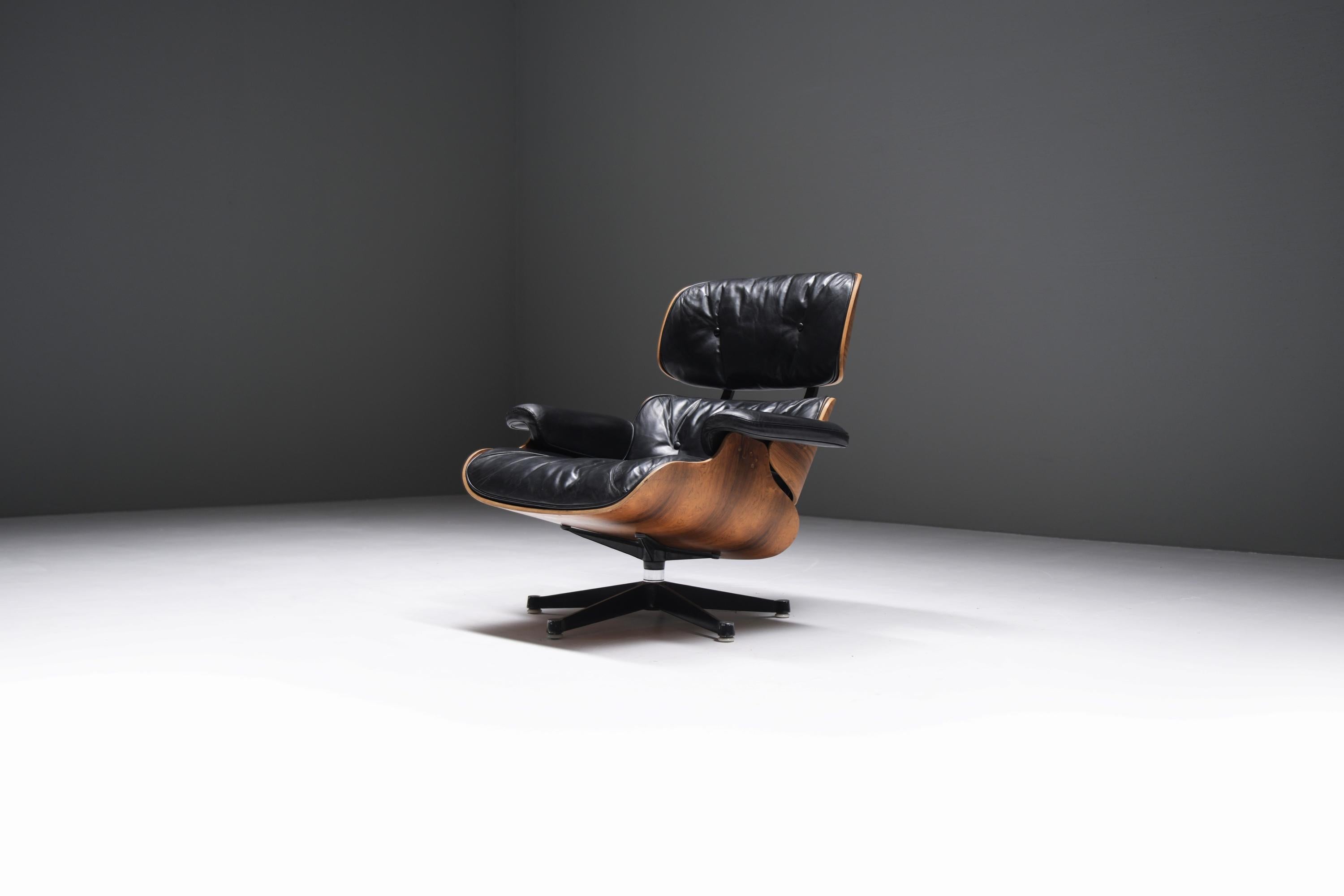 Exceptional find! Stylish & original early Eames lounge chair.  The perfect combination : Brazilian rosewood with black patinated leather.  Still 100% original.  Collectors item!
Produced between 1972 and 1989 by Mobilier International France under