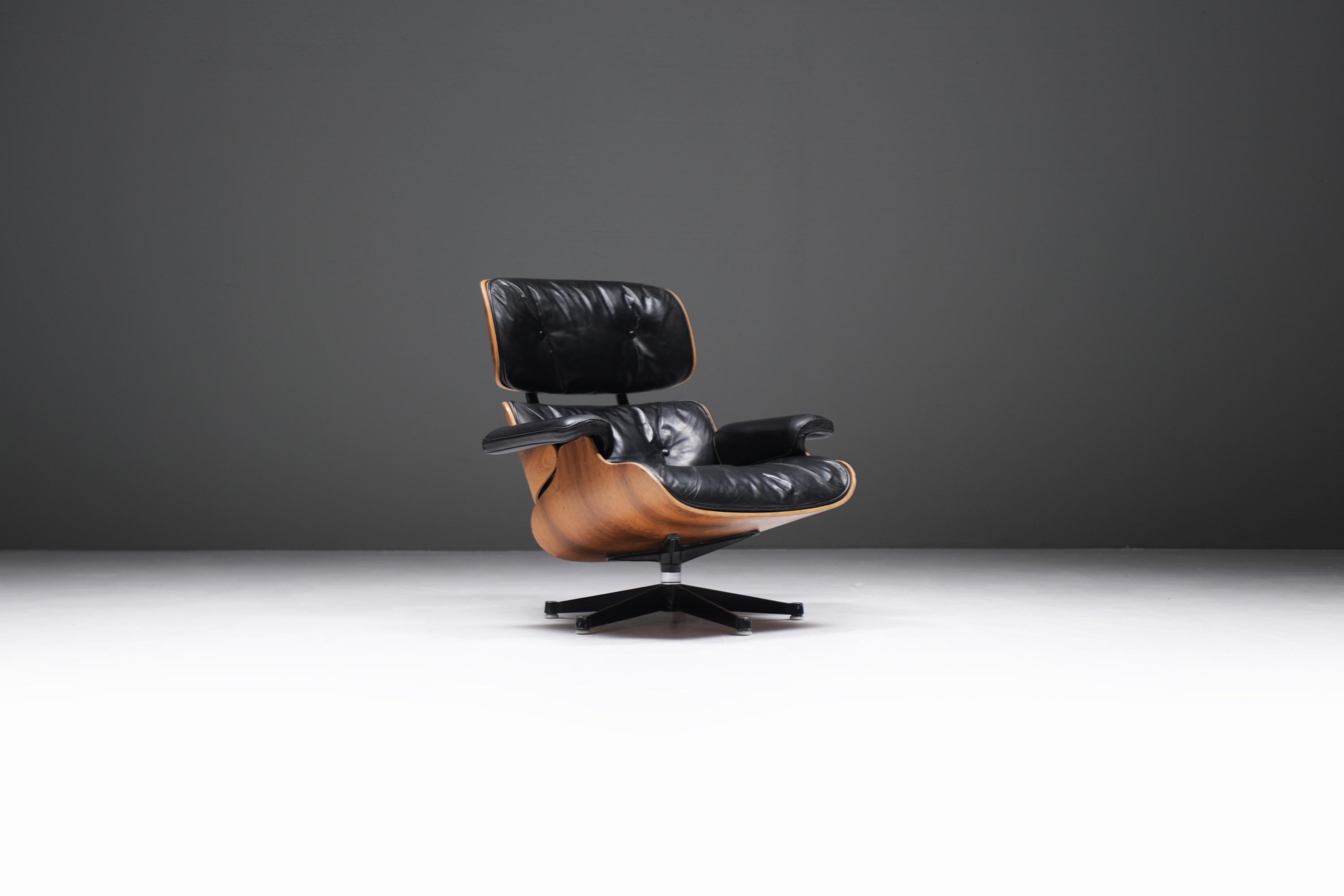 Mid-Century Modern Eames lounge chair by Ray & Charles Eames by Mobilier International for Miller For Sale