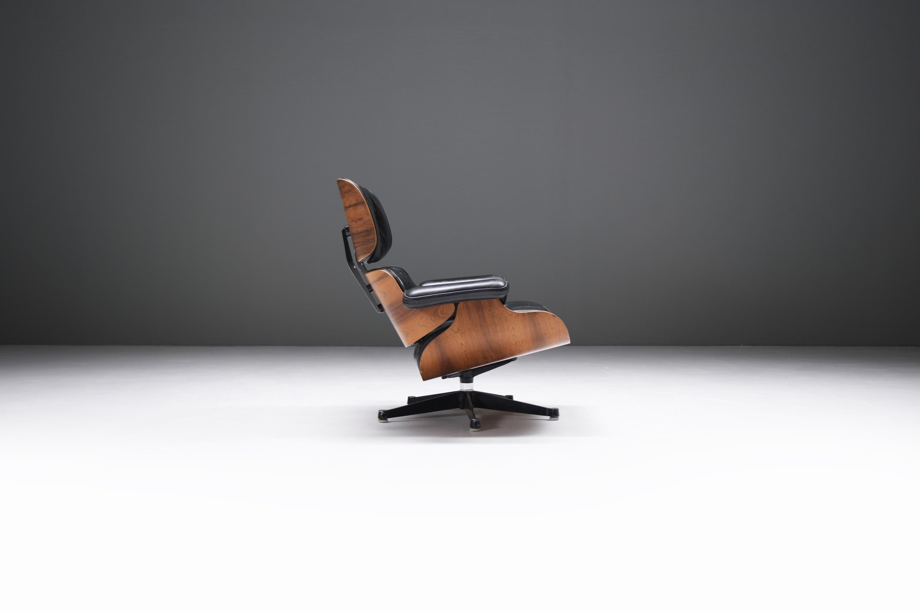 French Eames lounge chair by Ray & Charles Eames by Mobilier International for Miller For Sale