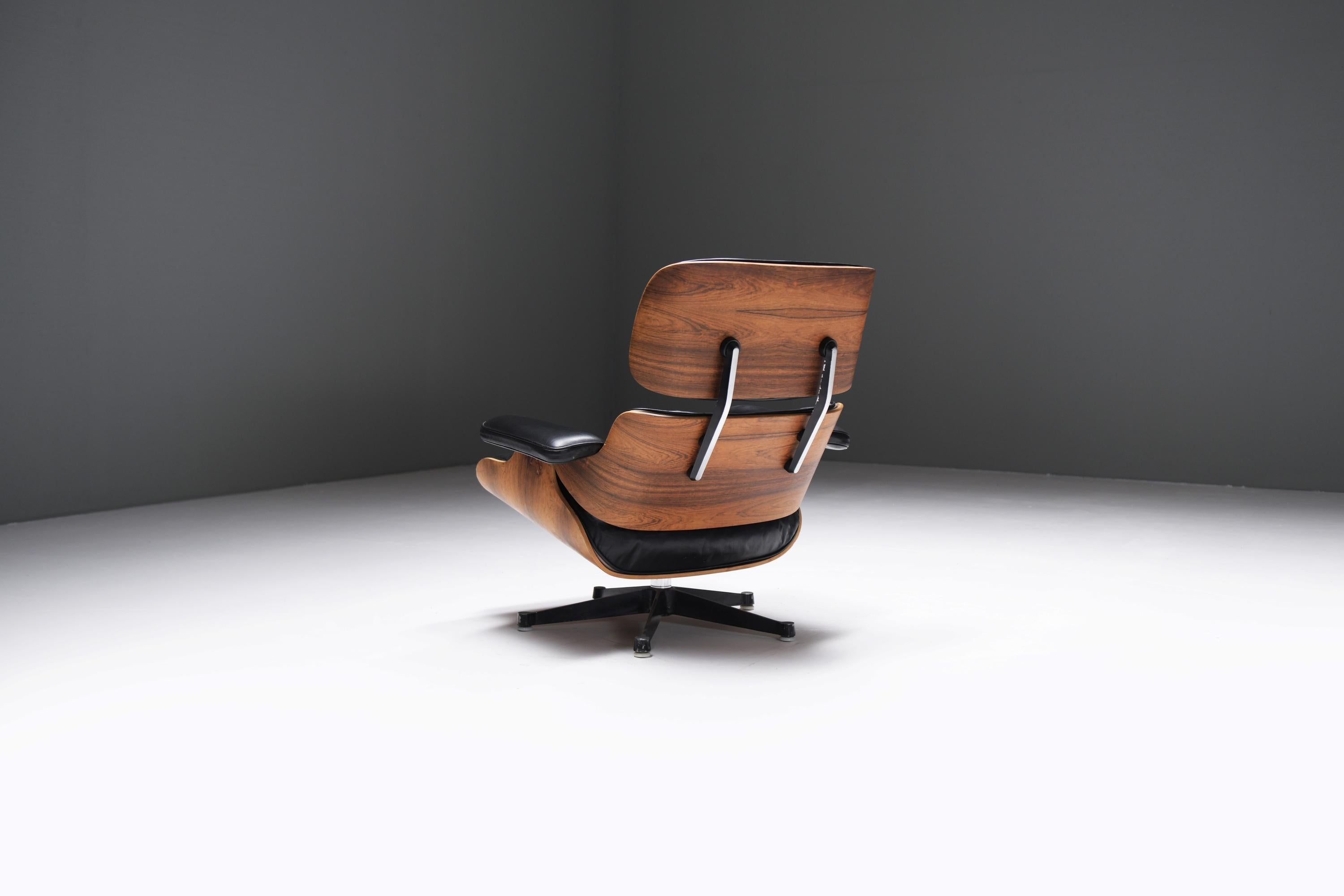 20th Century Eames lounge chair by Ray & Charles Eames by Mobilier International for Miller For Sale