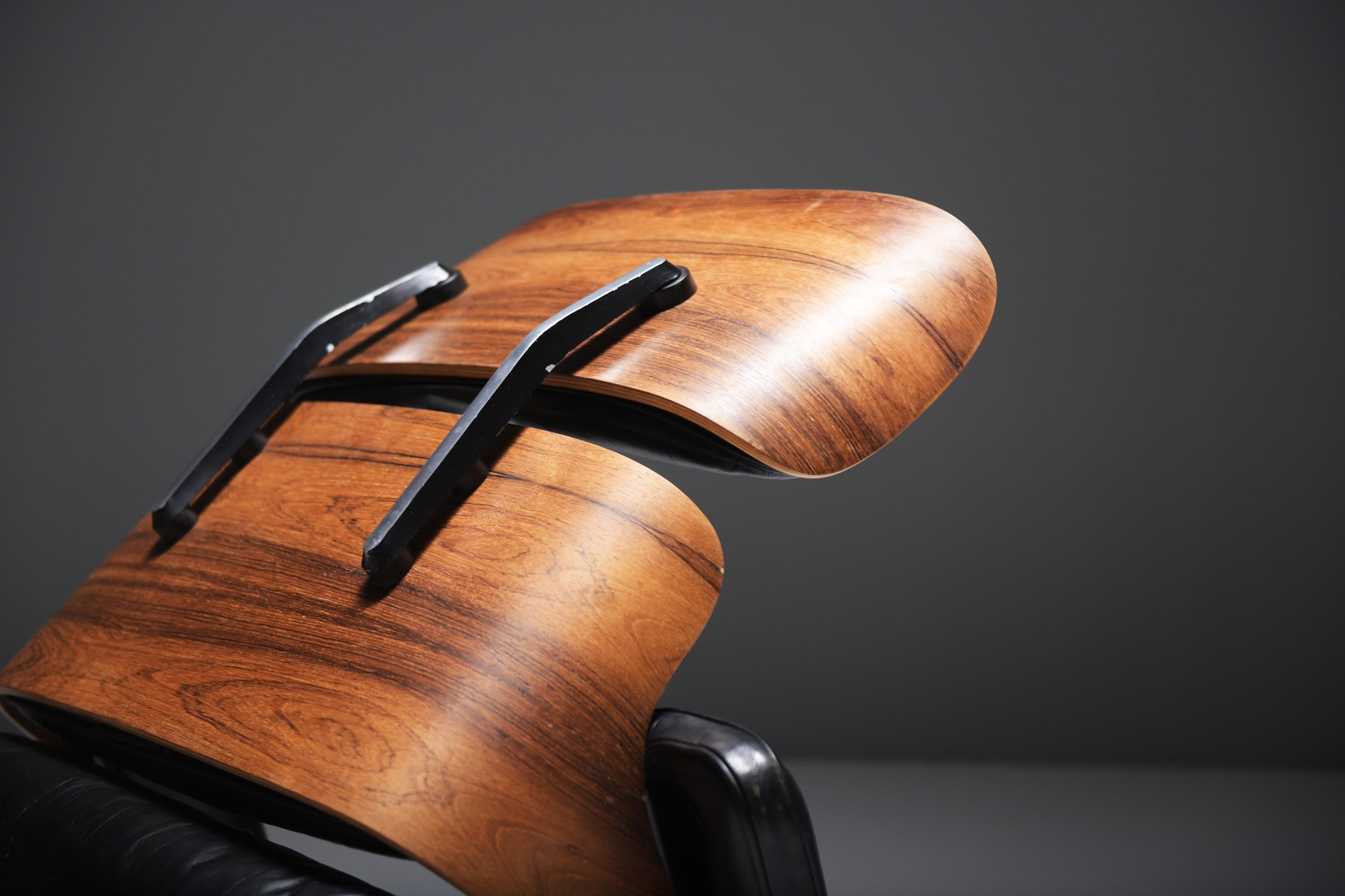 Wood Eames lounge chair by Ray & Charles Eames by Mobilier International for Miller For Sale
