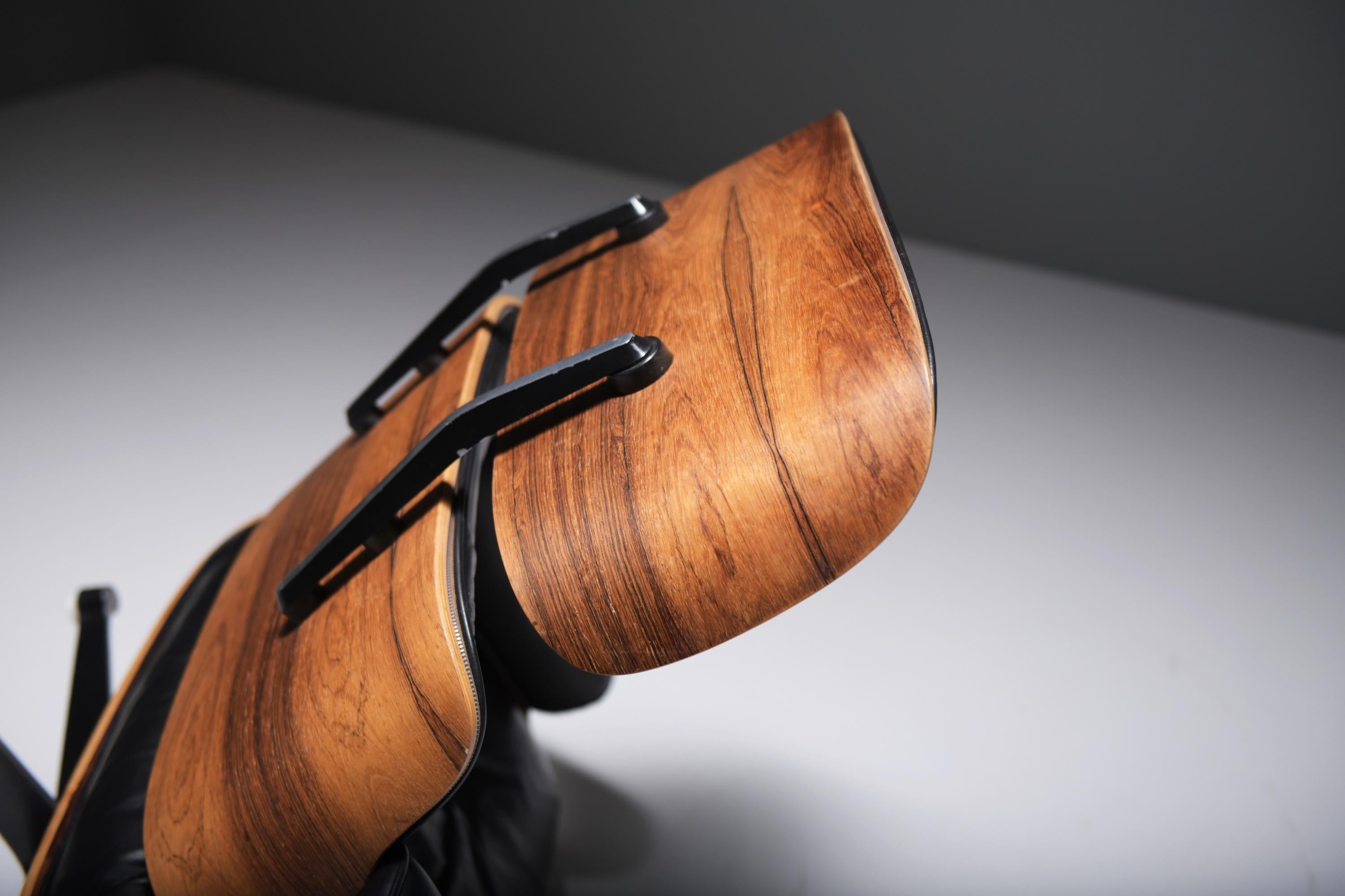 Eames lounge chair by Ray & Charles Eames by Mobilier International for Miller For Sale 1