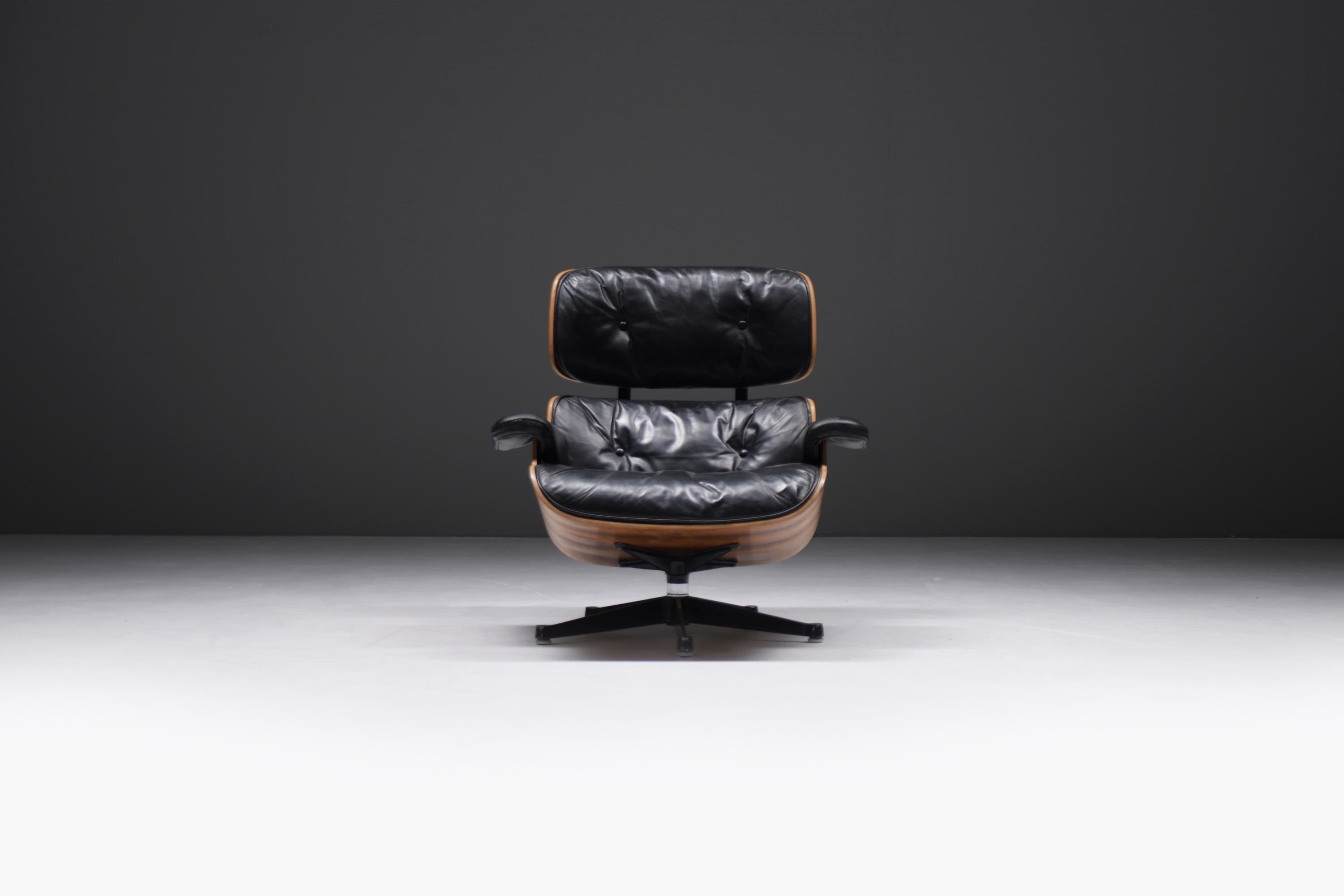 Eames lounge chair by Ray & Charles Eames by Mobilier International for Miller For Sale 2
