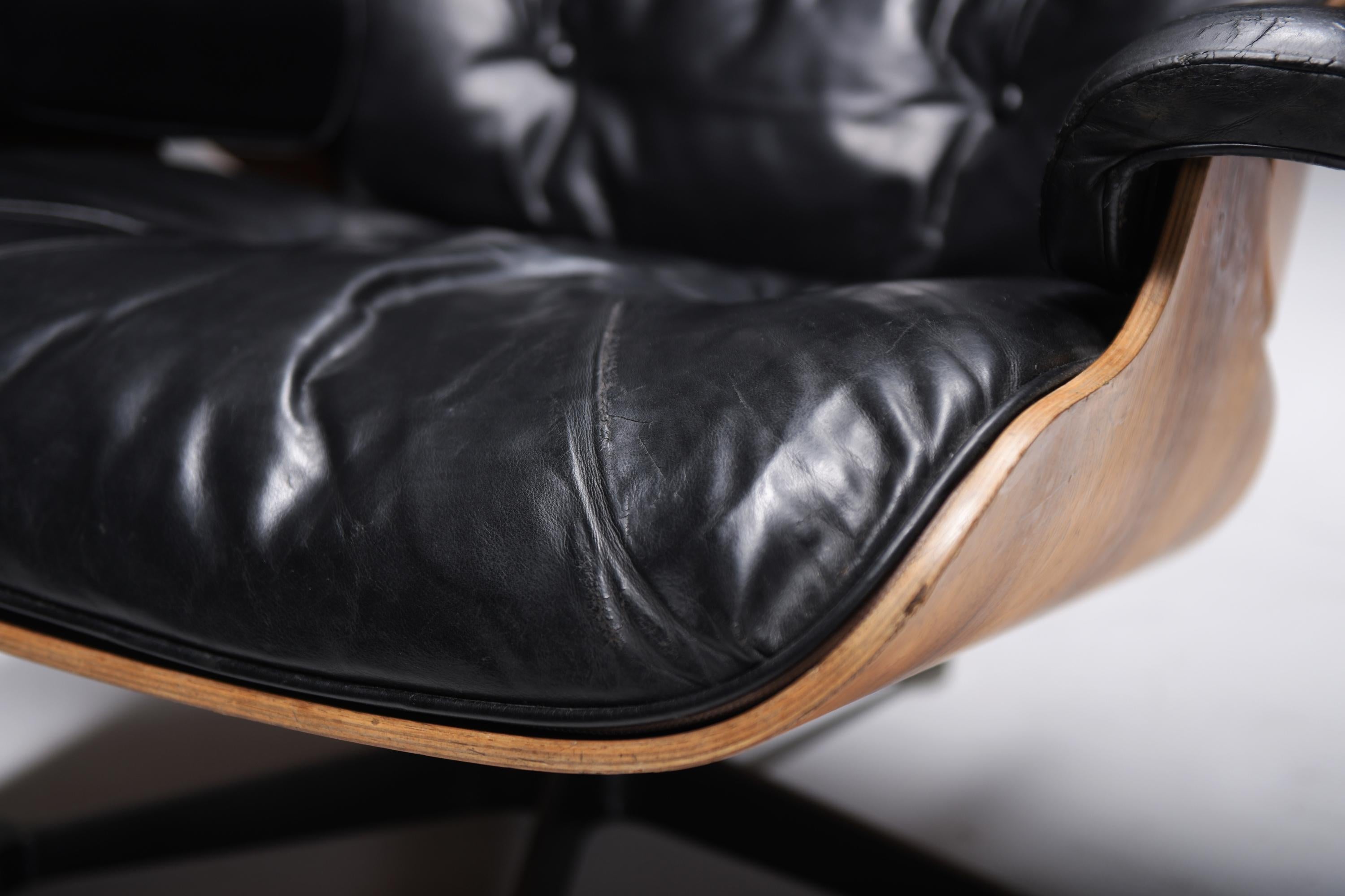 Eames lounge chair by Ray & Charles Eames by Mobilier International for Miller For Sale 8