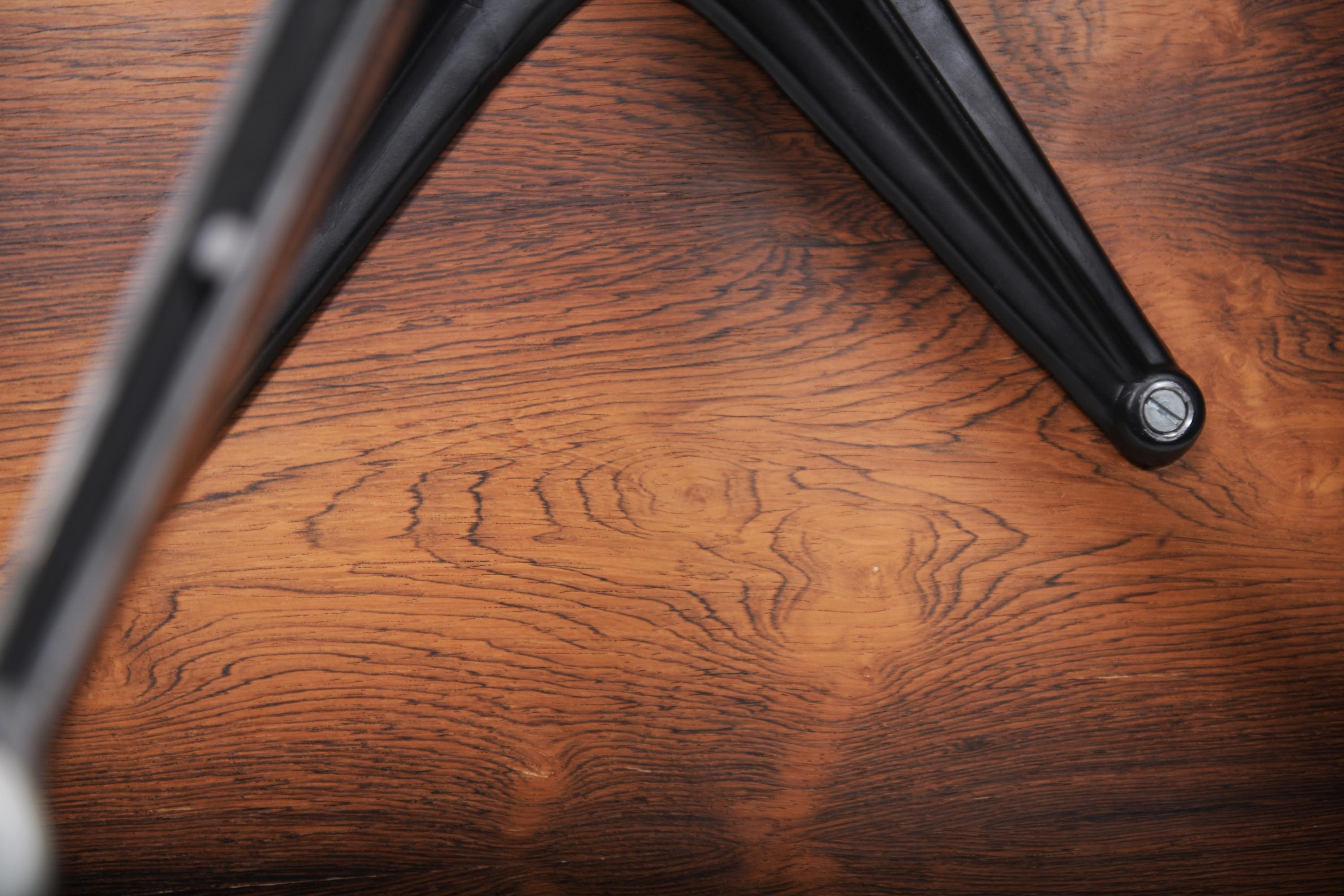 Eames lounge chair by Ray & Charles Eames by Mobilier International for Miller For Sale 11