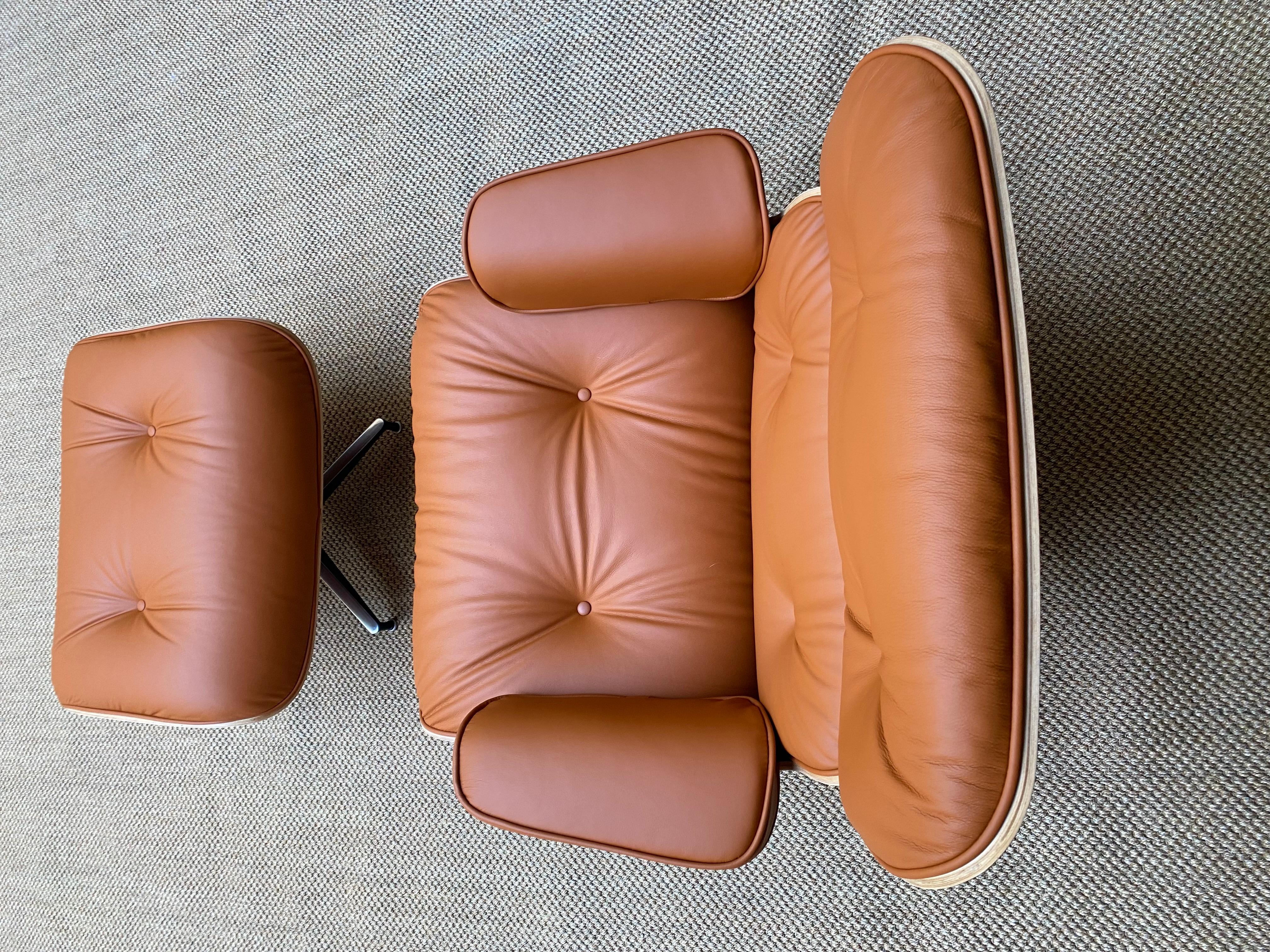 Contemporary Eames Lounge Chair et Ottoman, 2010