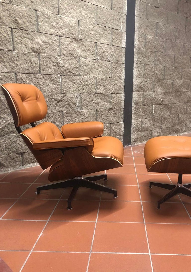 Contemporary Eames Lounge Chair et Ottoman, Tan / Rosewood, Herman Miller Edition For Sale