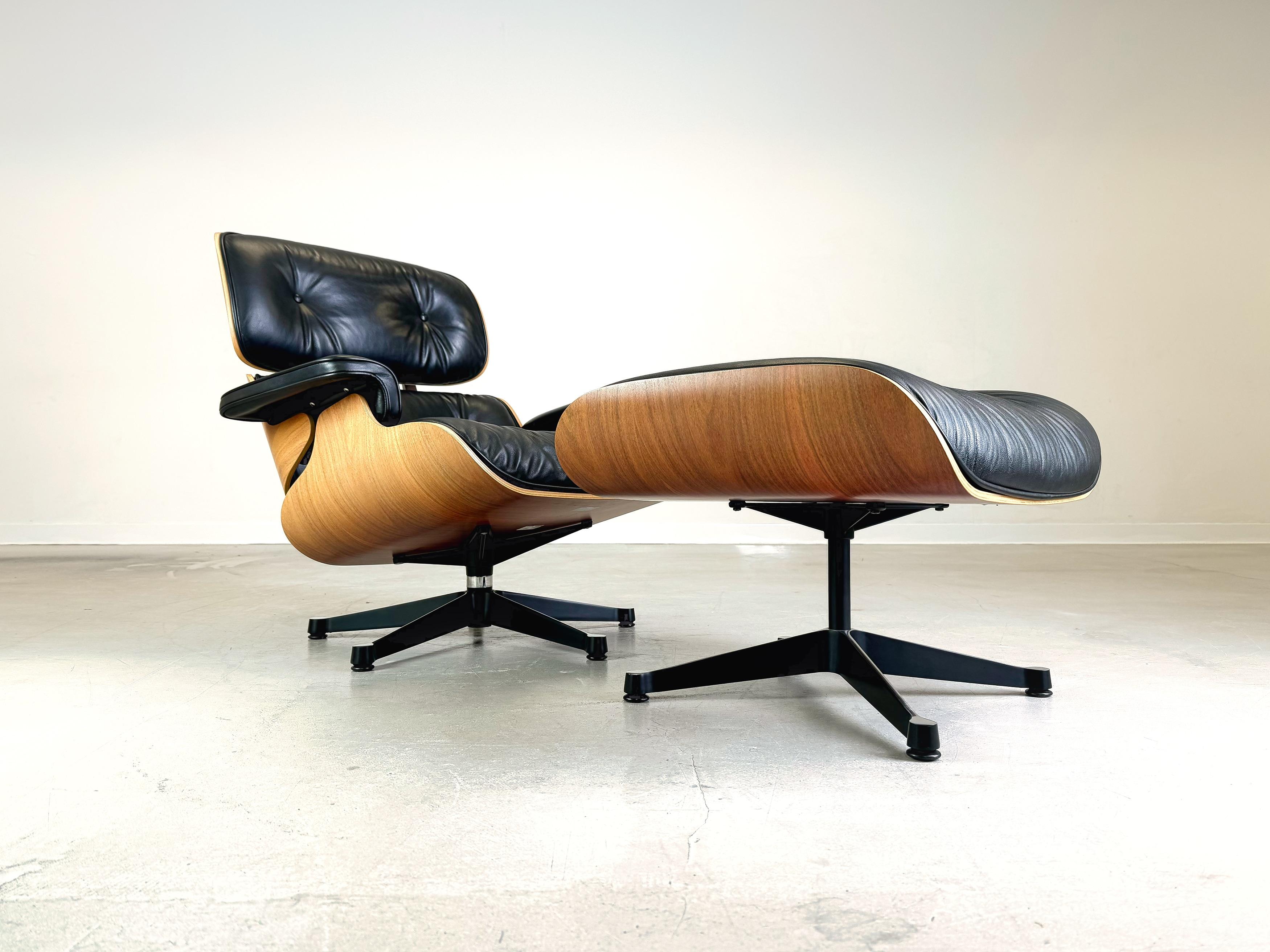 Wir bieten einen wunderschönen originalen Vitra Eames Lounge chair mit Ottoman zum Verkauf an. Das Design stammt von Charles und Ray Eames und gilt als eines der bekanntesten Entwürfe des Design Duos. Die Eames Lounge Chair Kollektion wurde in den
