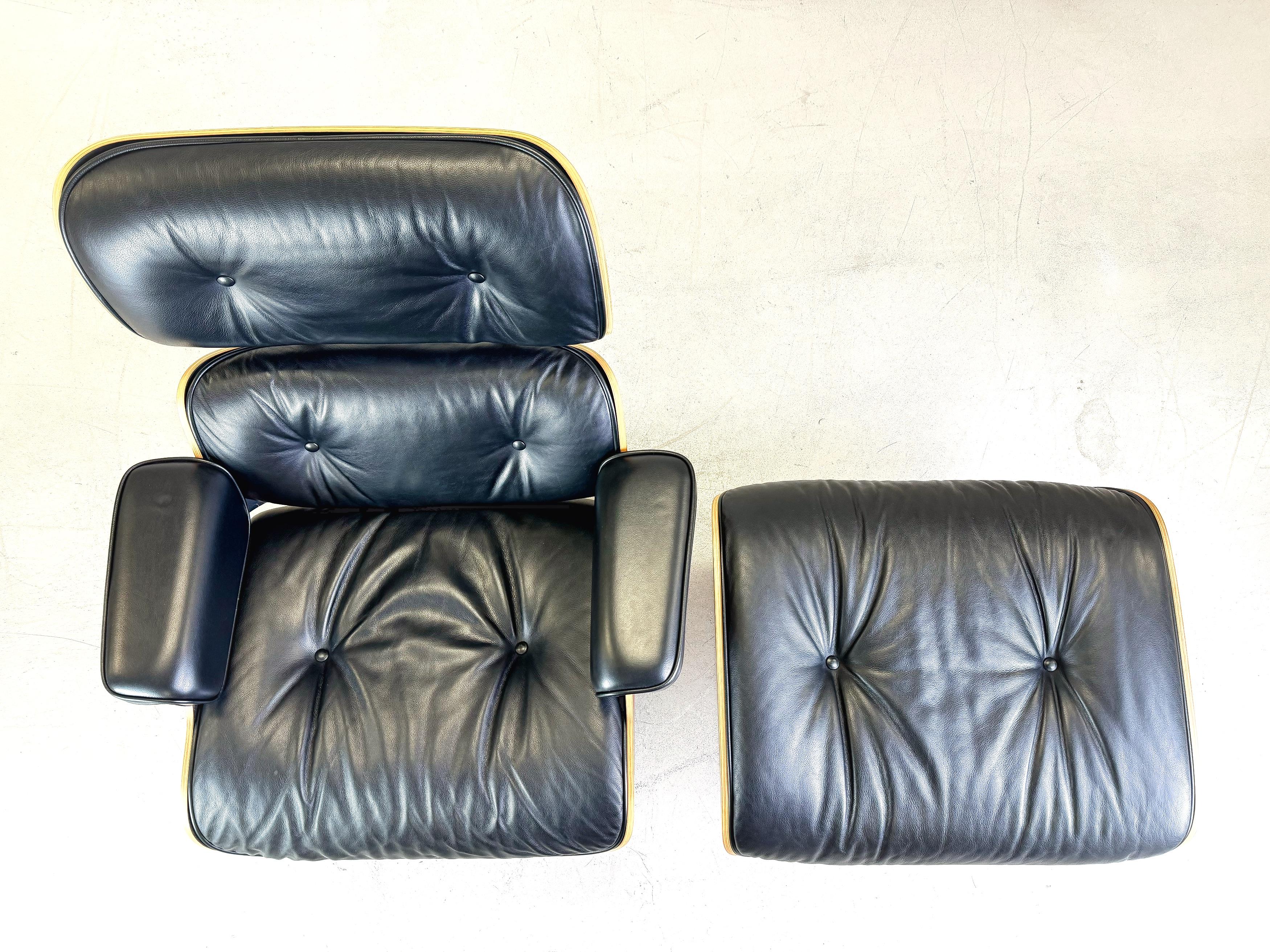 Eames Lounge chair Vitra armchair incl. ottoman black In Good Condition In Berlin, DE