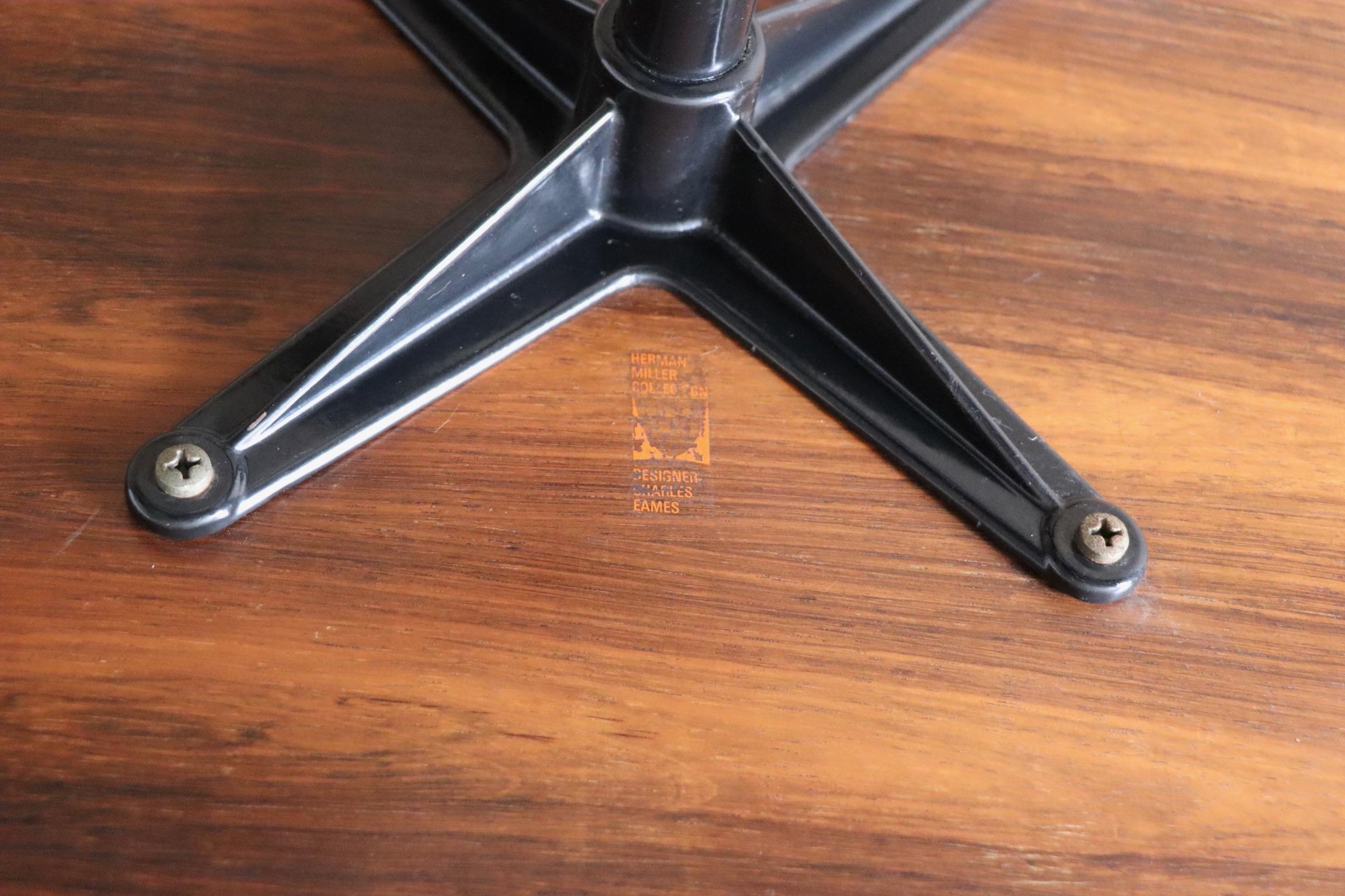 Sedia da salotto Eames con ottomana di Charles and Ray Eames per Herman Miller, 1970 12